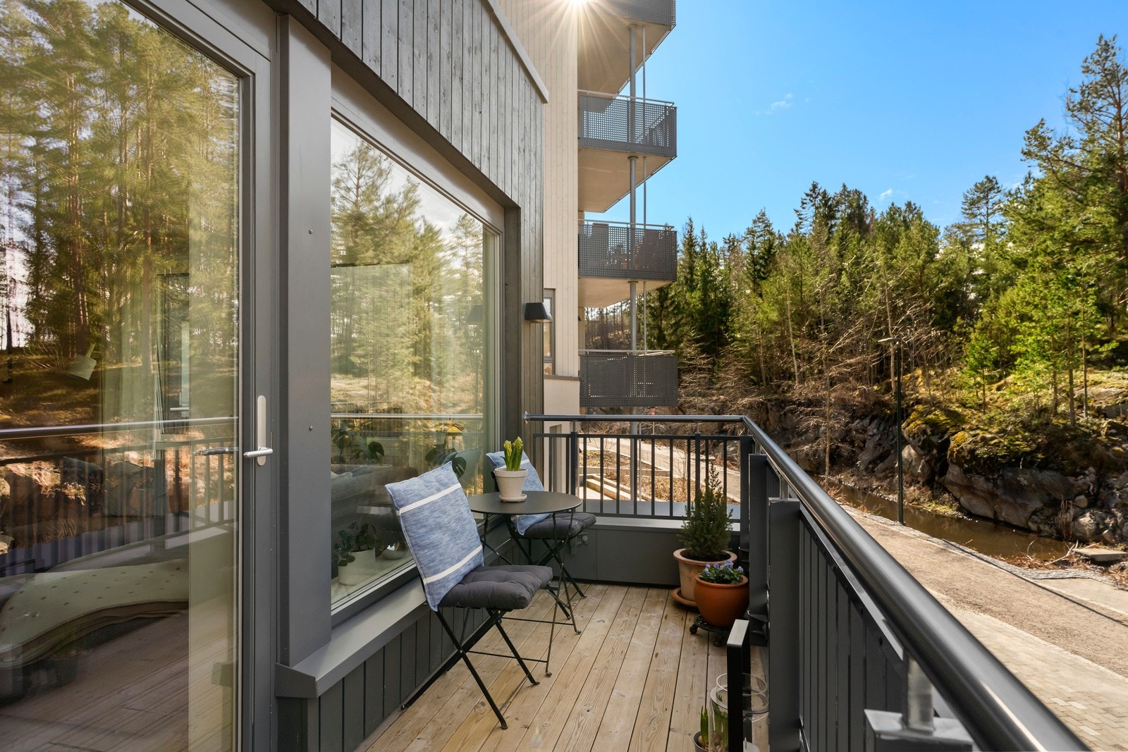 Området har fantastiske fellesområder, og bekken som renner nedenfor sørger for en behagelig og avslappende summing på balkongen. Galleribilde