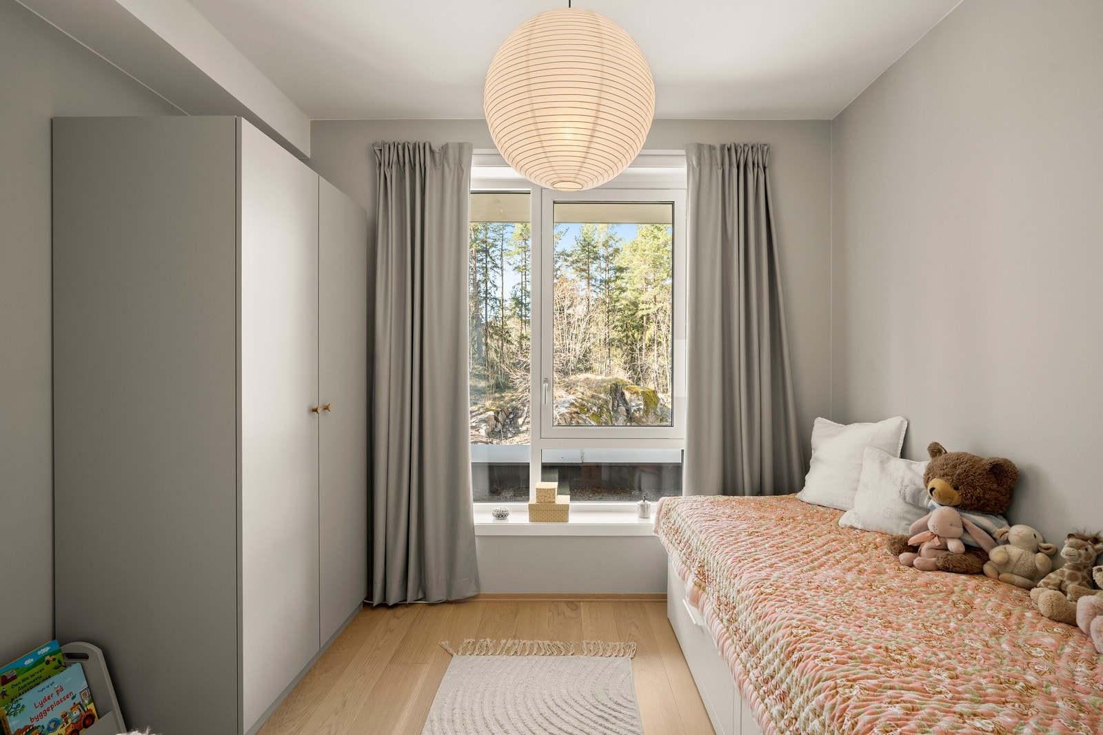 Soverom nr.2 med plass til seng, pult og garderobeskap. Galleribilde