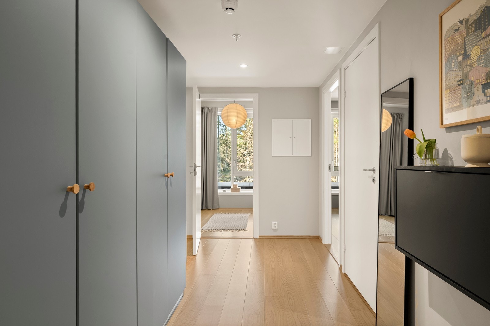 Velkommen inn til en lys og trivelig entré med plass til å henge fra seg jakker og sette fra seg sko. Godt med garderobeskap sørger for gode oppbevaringsmuligheter. Galleribilde