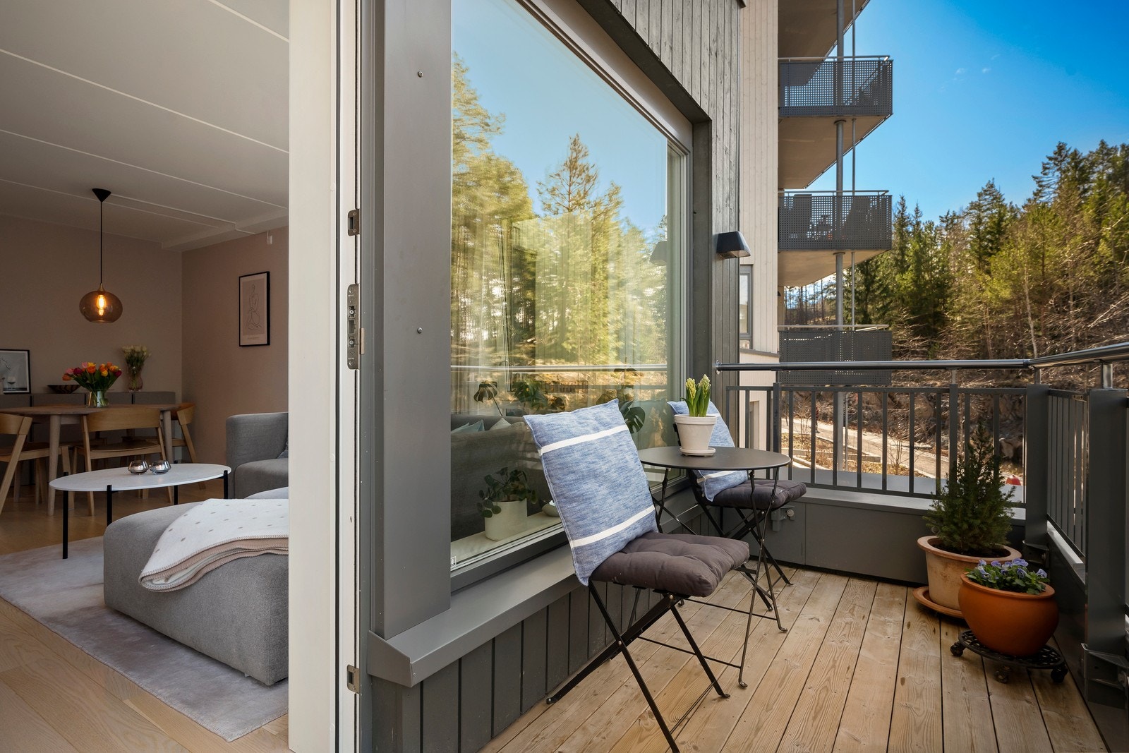 Fra stuen er det utgang til en vestvendt balkong, her er det plass til en sittegruppe og en grill. Galleribilde