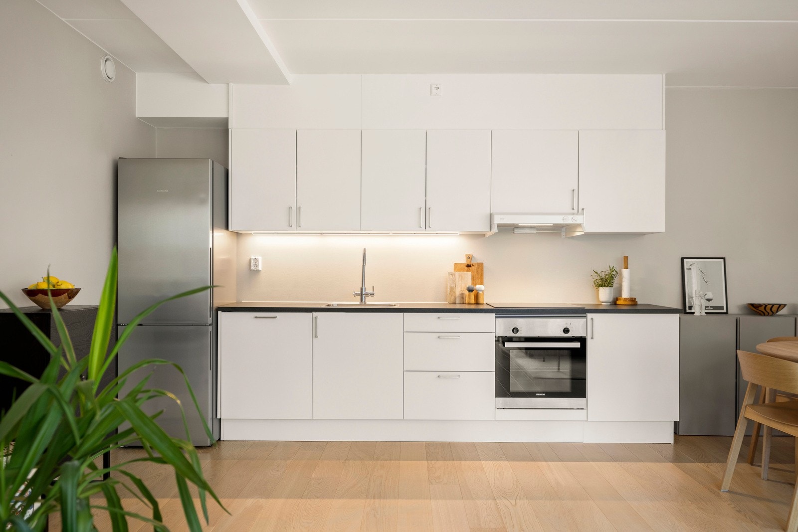 Videre er det integrerte hvitevarer som stekeovn, platetopp, oppvaskmaskin samt frittstående kjøle- og fryseskap. Det er installert komfyrvakt og automatisk lekkasjestopper. Galleribilde