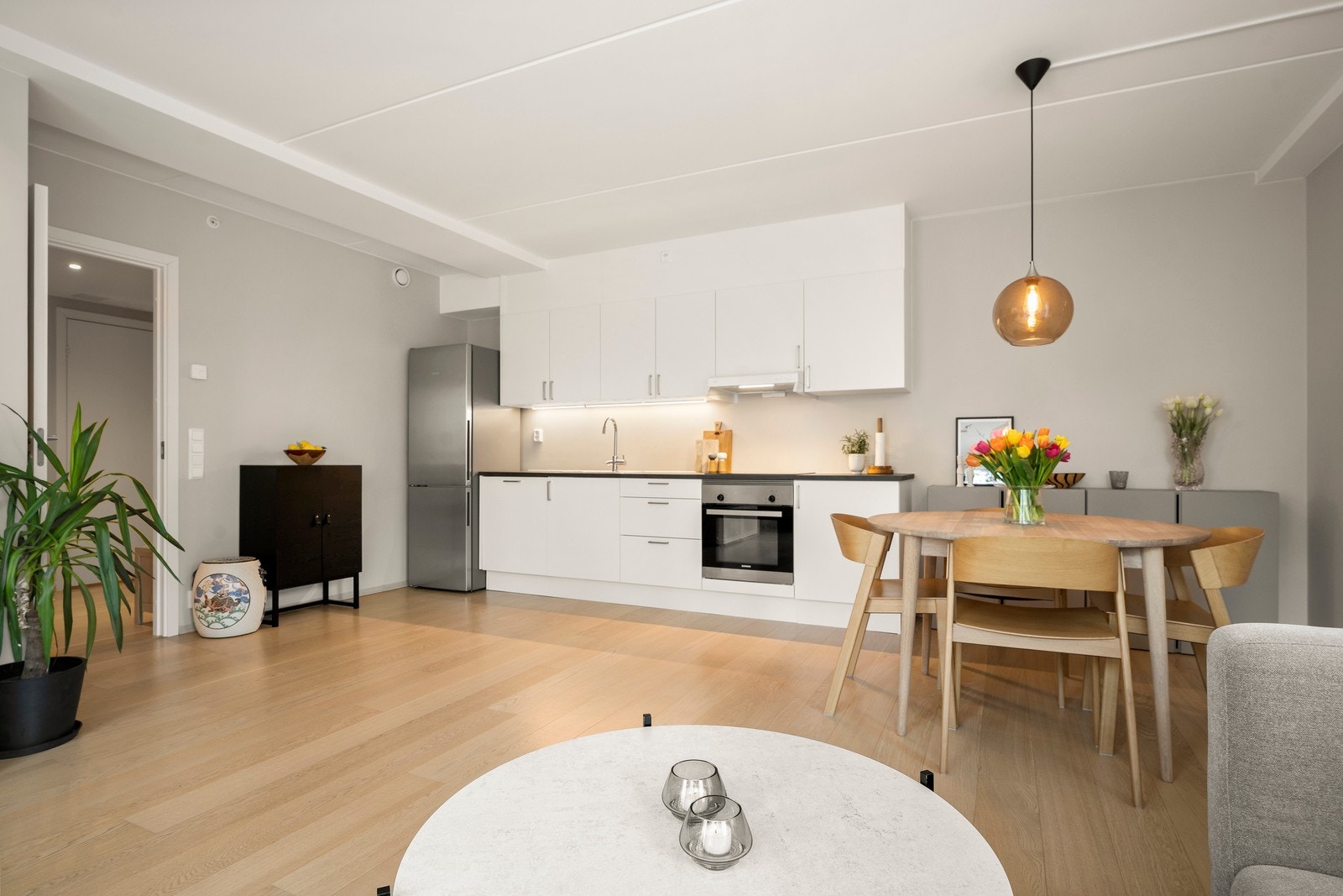 Det er en innvendig god planløsning på leiligheten med flere møbleringsmuligheter. Kjøkkenet ligger i en åpen og noe tilbaketrukket plassering. Galleribilde