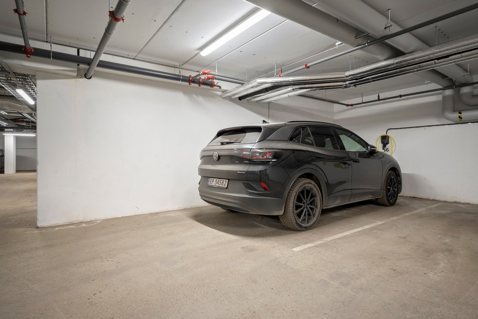 Det medfølger en parkeringsplass med elbillader i felles parkeringskjeller. Galleribilde