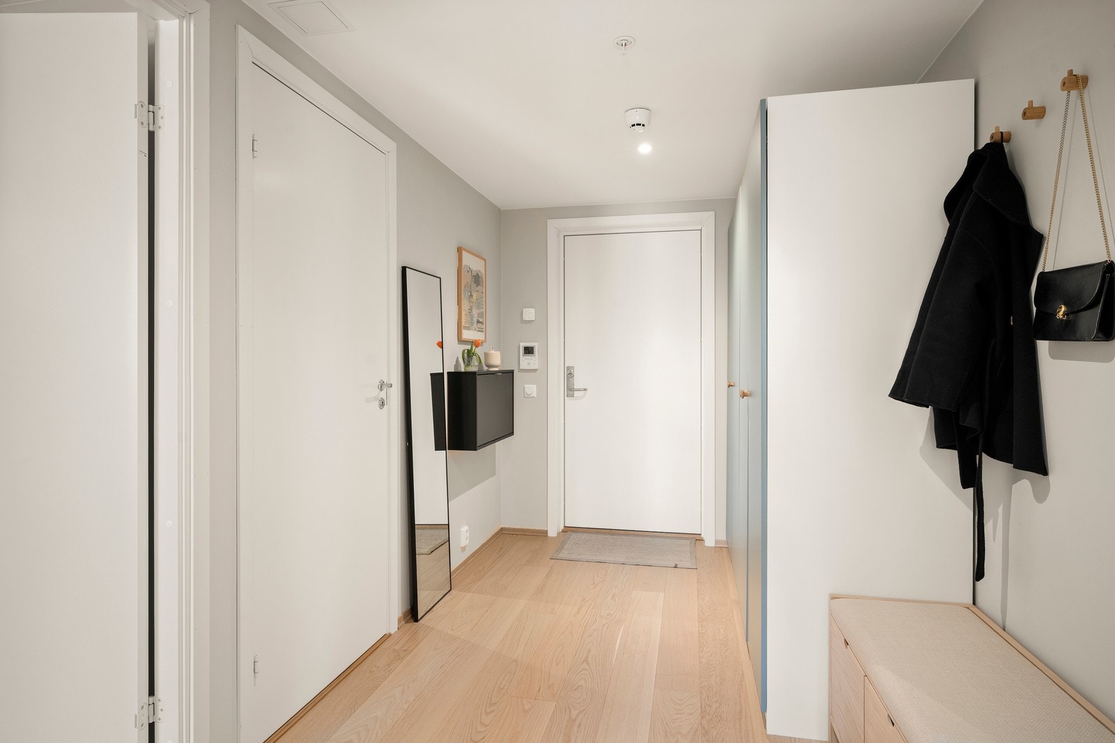 Gang mellom bad og de to soverommene, samt stue/kjøkken. Galleribilde