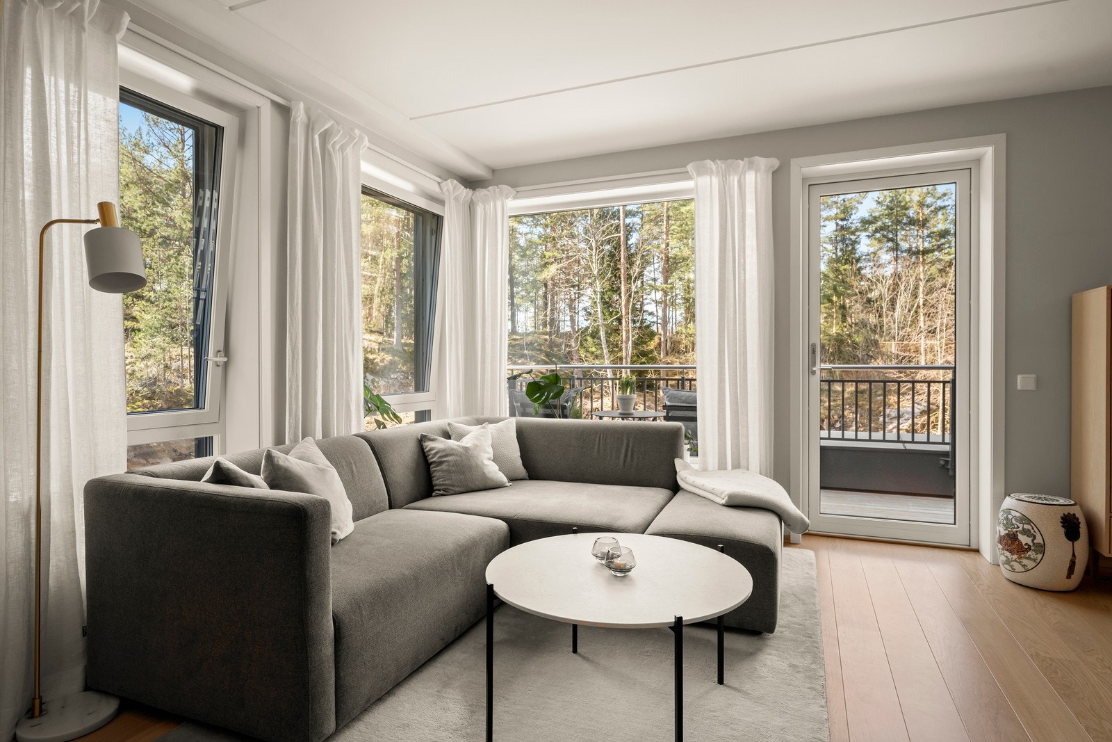 Det er god plass til å møblere med flere sittegrupper og spisegruppe. Galleribilde