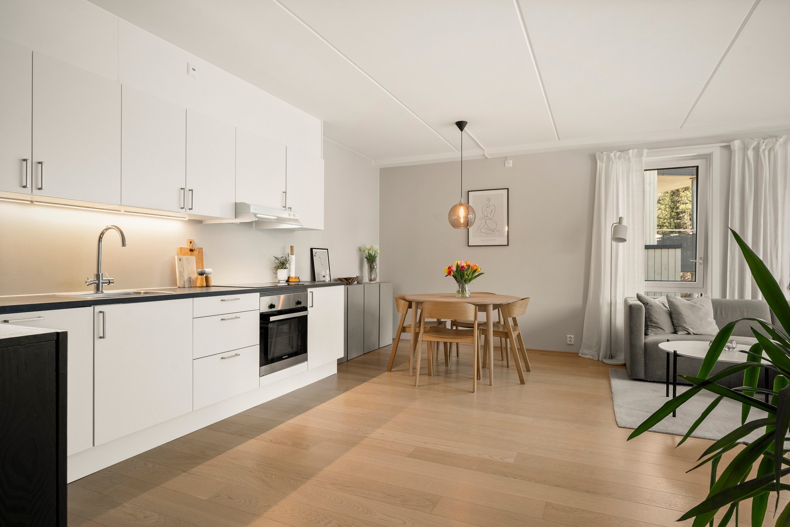 Her er det god plass til et stort spisebord med plass til familie og venner. Galleribilde