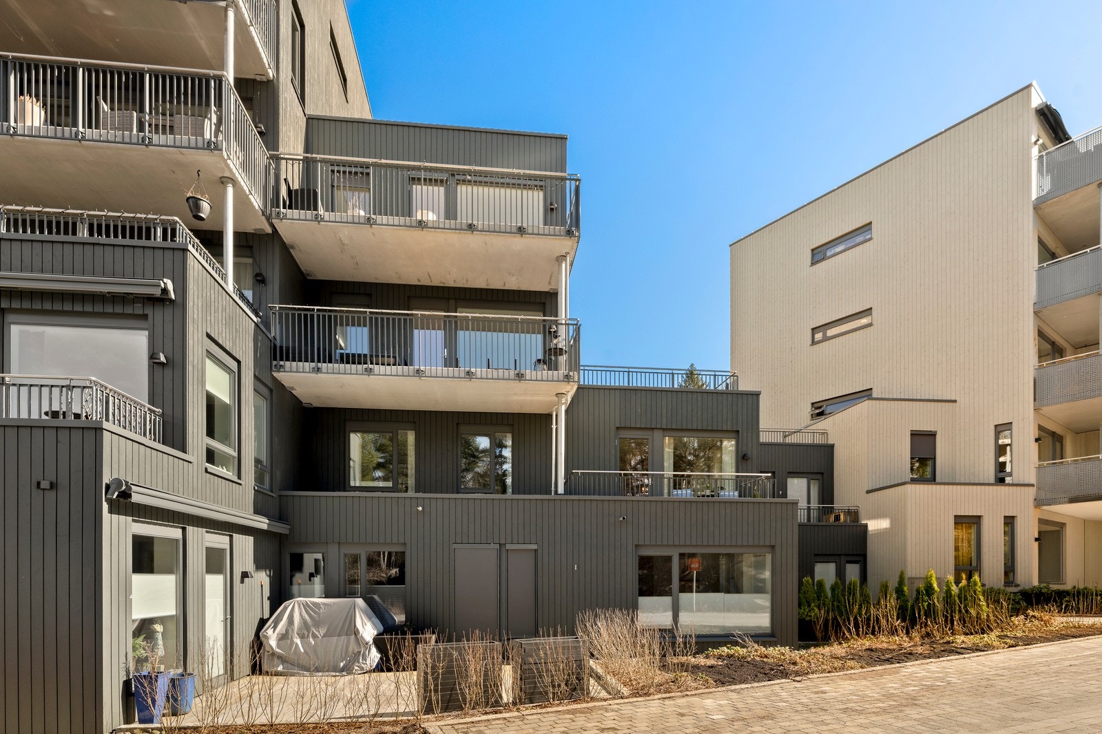 Boligen ligger i et nytt og etablert område rett ved Kolbotn sentrum.
Fra Kolbotn stasjon har toget en reisetid på ca. 12 min i til Oslo S, noe som gjør stedet til et ypperlig sted å bosette seg også for pendlere. Galleribilde