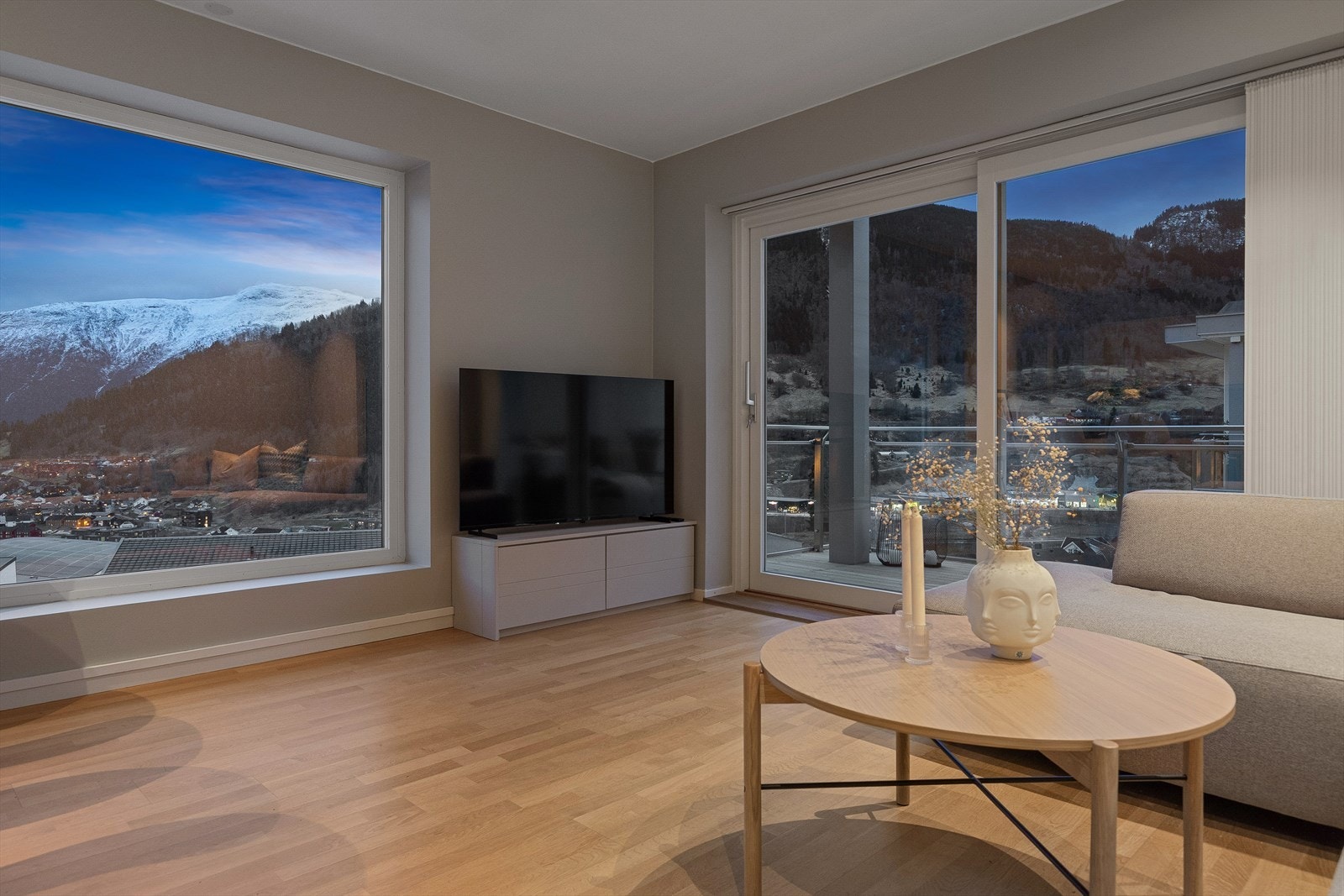 Frå stov er det utgang til balkong Galleribilde