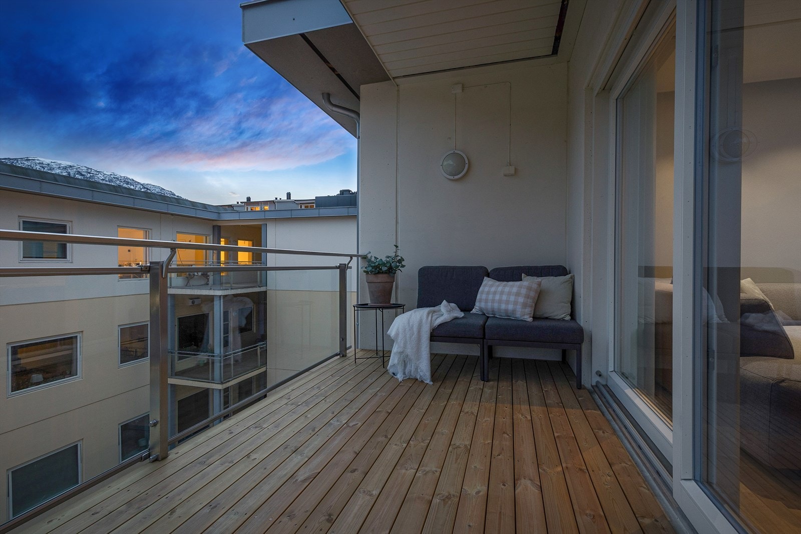 Golvet på balkongen er nyleg skifta Galleribilde