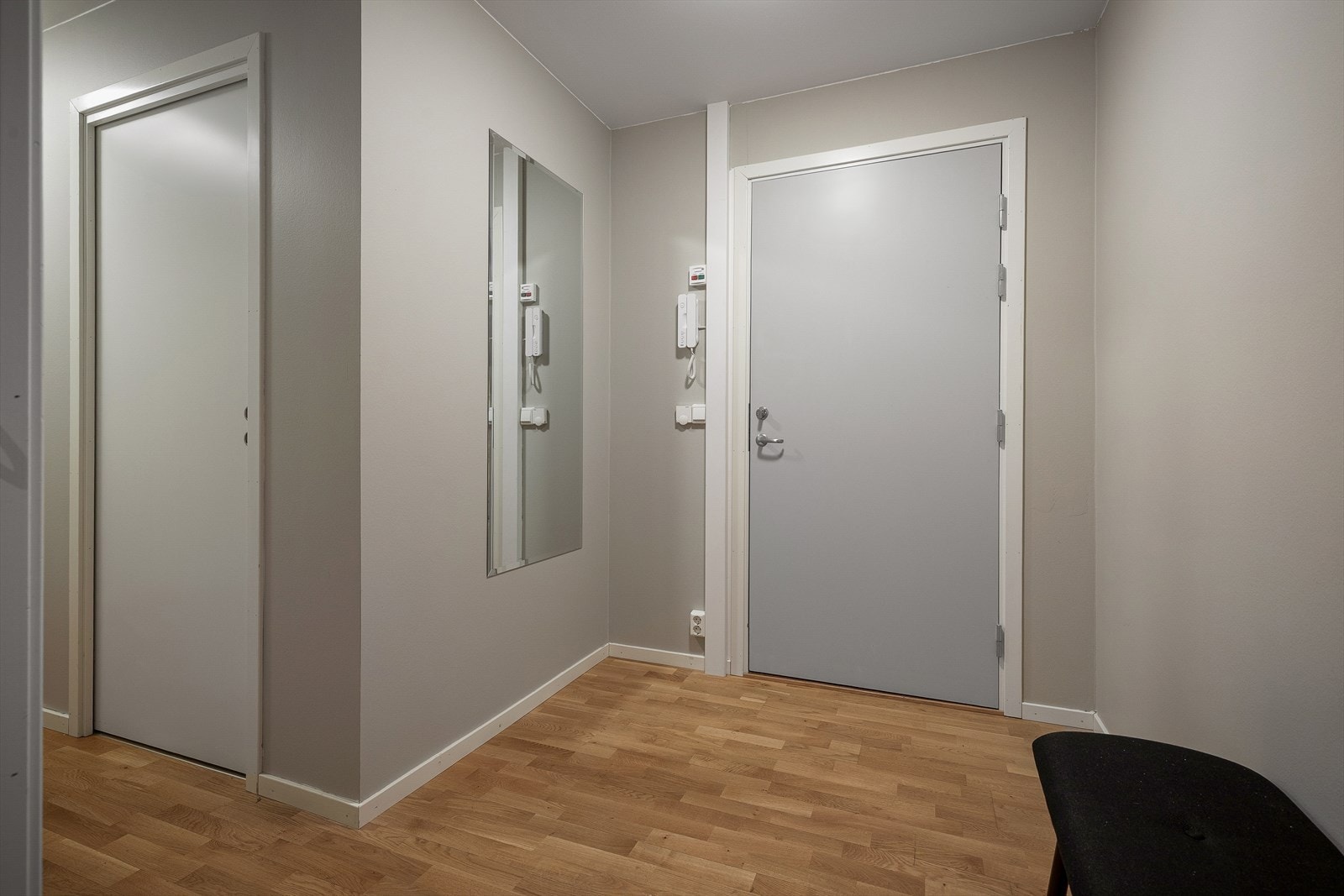 Velkommen inn! Gang med god plass til å henge frå seg ytterklede Galleribilde