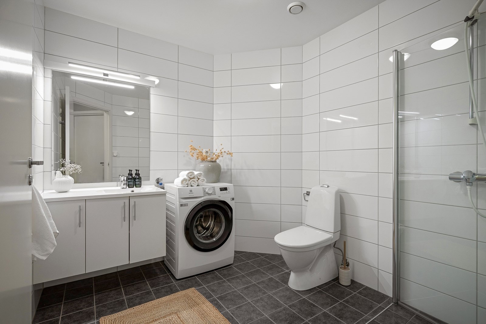 Badet er heilflisa og har varmekabel i golv. Innredning med dusj, servant og toalett. Opplegg til vaskemaskin Galleribilde