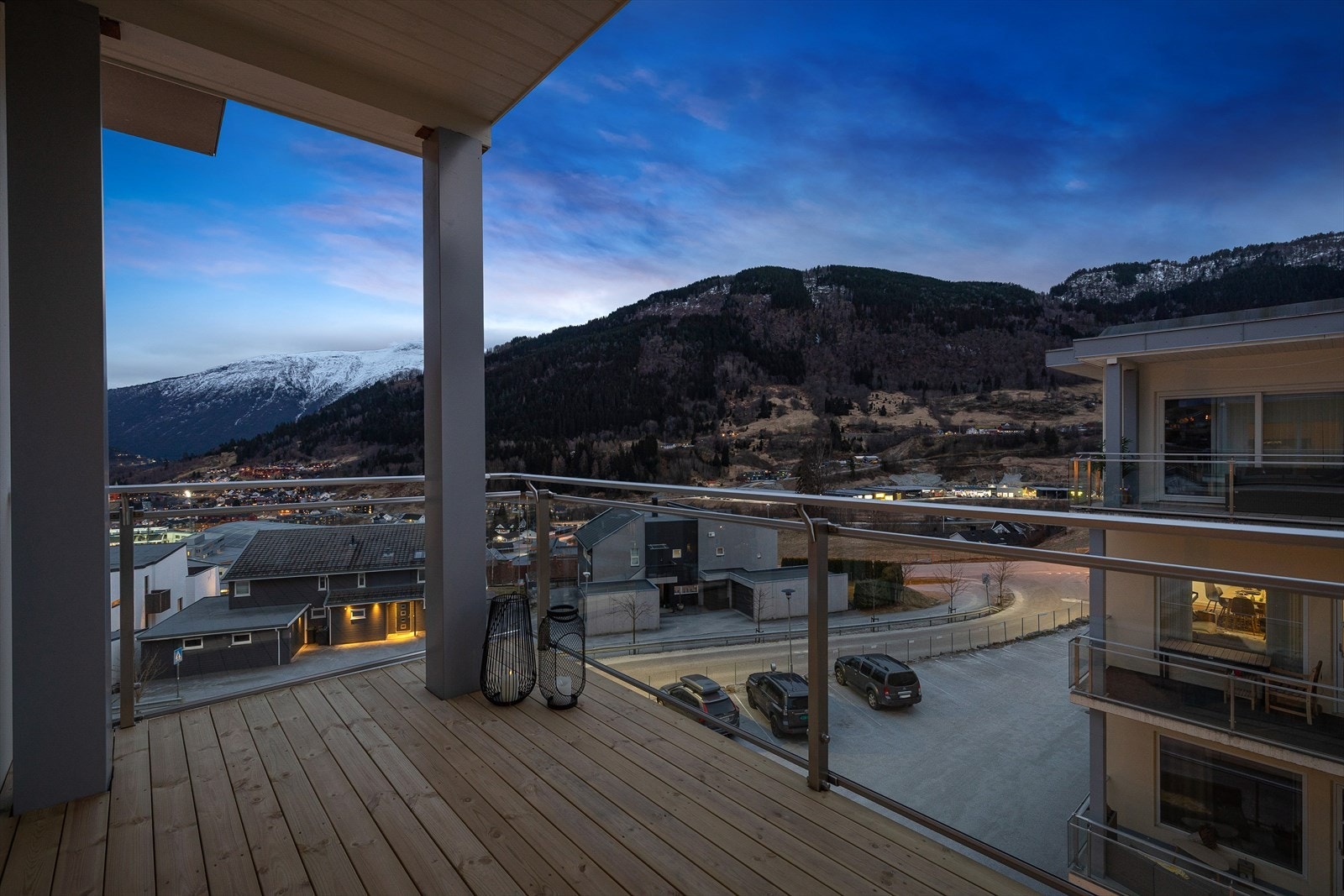 Balkong er sørvendt og her har du sol til åtte om kvelden om sommaren Galleribilde