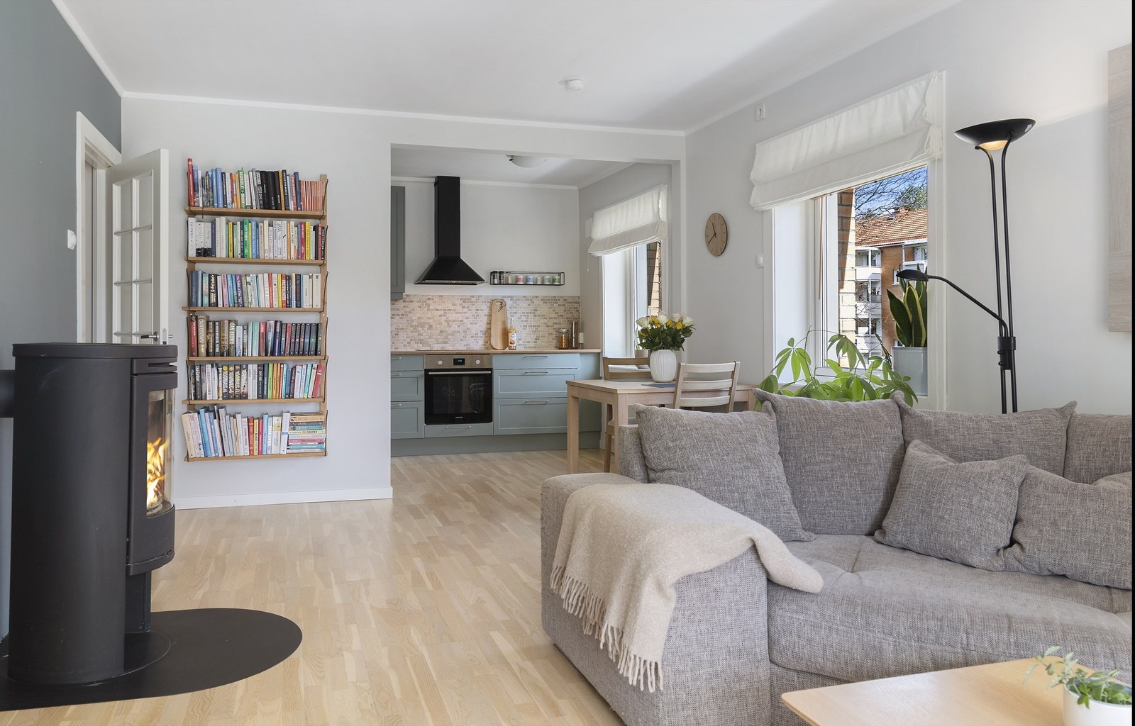 Stuen er et sosialt allrom med plass til sofagruppe og spiseplass. Galleribilde