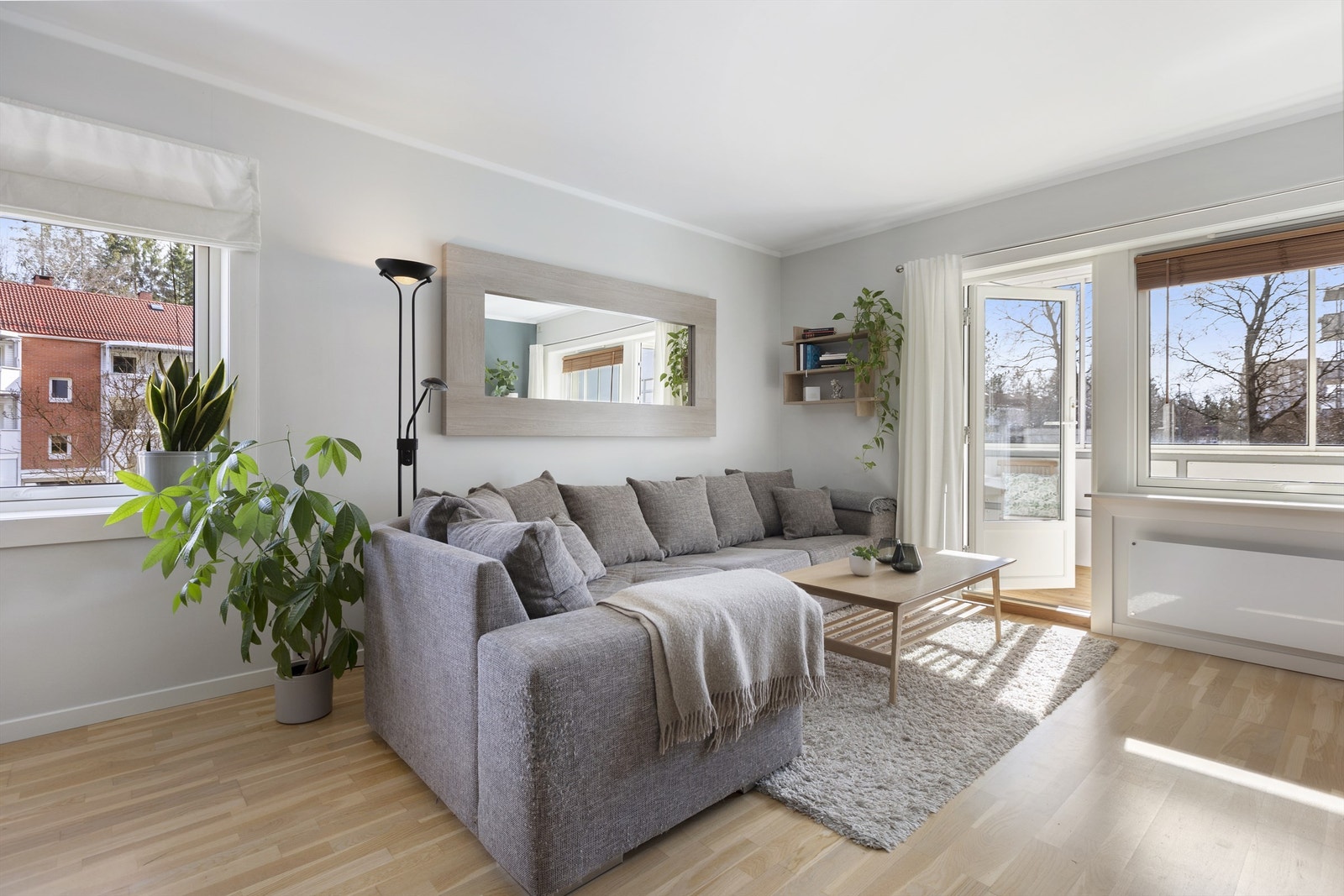 Utgang til balkongen gjennom en ny terrassedør fra 2024 (med 2-lags energiglass). Vinduene i leiligheten ble skiftet i 2021. Galleribilde