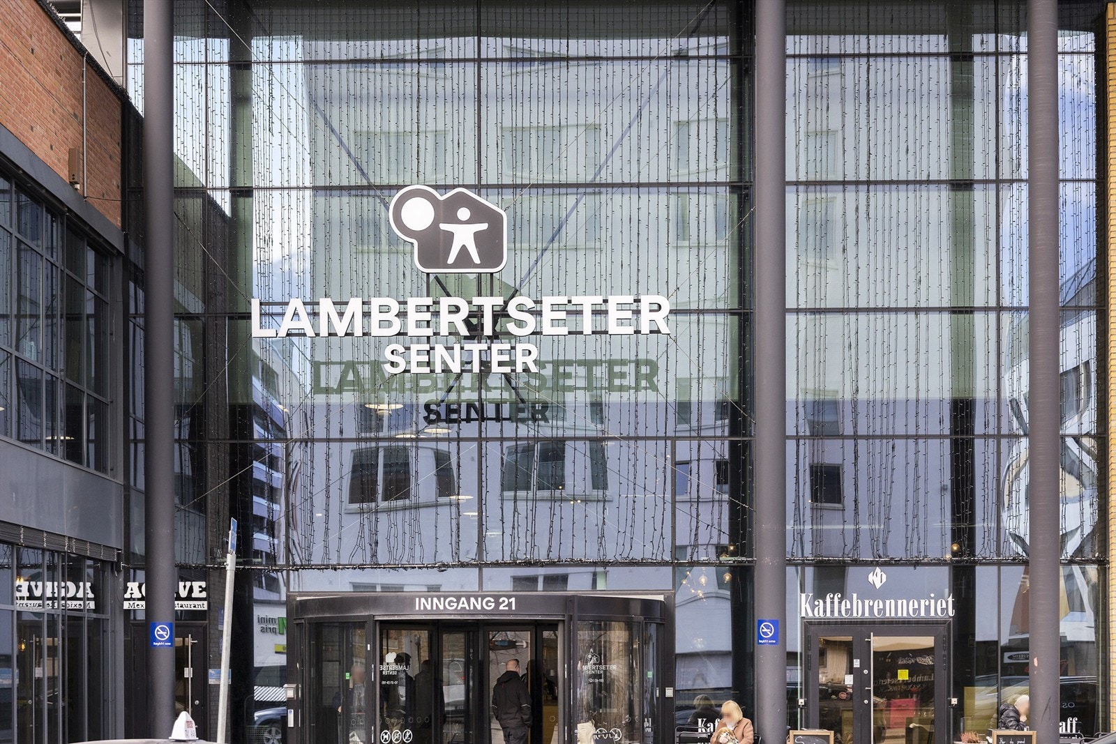 Her finner du alt fra apotek og vinmonopol til treningssentre som Sats og Evo. Galleribilde