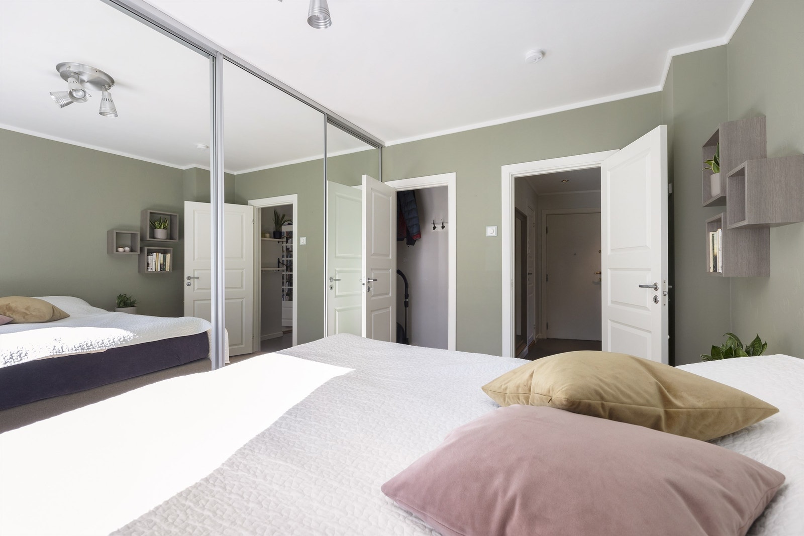 Fra soverommet er det også tilgang til en praktisk innvendig bod. Galleribilde