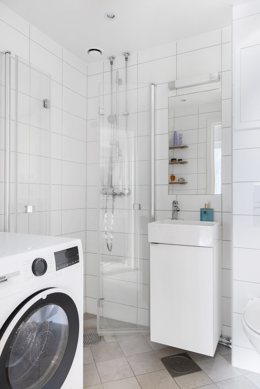 Flislagt bad med gulvvarme, vegghengt toalett og opplegg for vaskemaskin. Badet ble renovert i 2015, hvor det ble gjort ytterligere oppgraderinger i 2020. Galleribilde