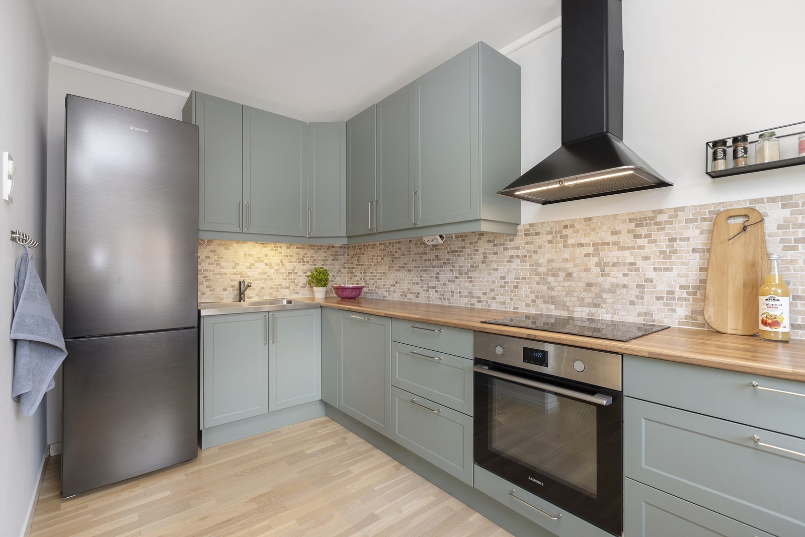 Kjøkkenet ble oppgradert i 2023 med nye fronter og integrerte hvitevarer som stekeovn, platetopp og oppvaskmaskin. Galleribilde