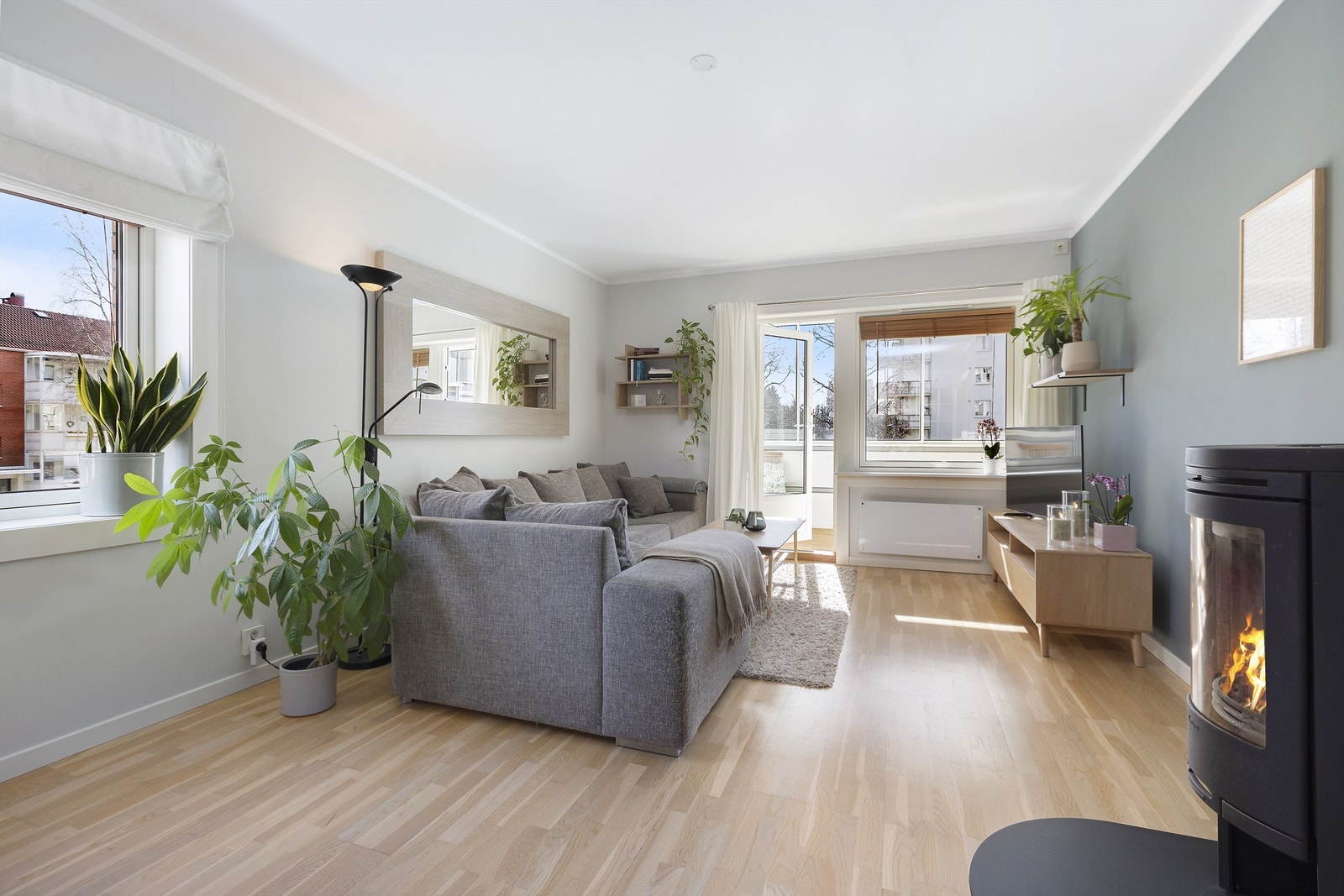 Velkommen til Feltspatveien 37! En lys og betydelig oppgradert to-romsleilighet med sentral beliggenhet. Galleribilde