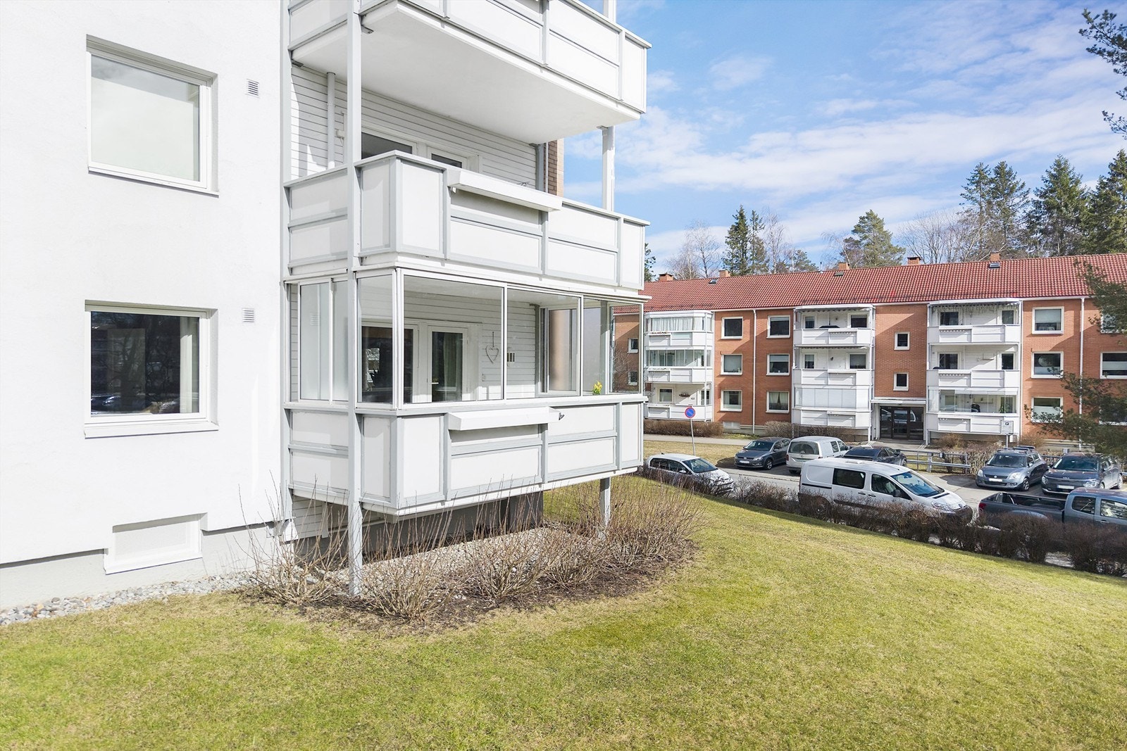 Balkongen er vendt mot rolige omgivelser. Det er en potensiell mulighet for å etablere trapp ned til grøntarealene. Galleribilde