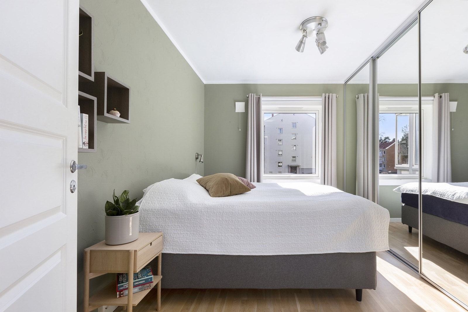 Soverommet har god plass til dobbeltseng og tilhørende møblement. Galleribilde