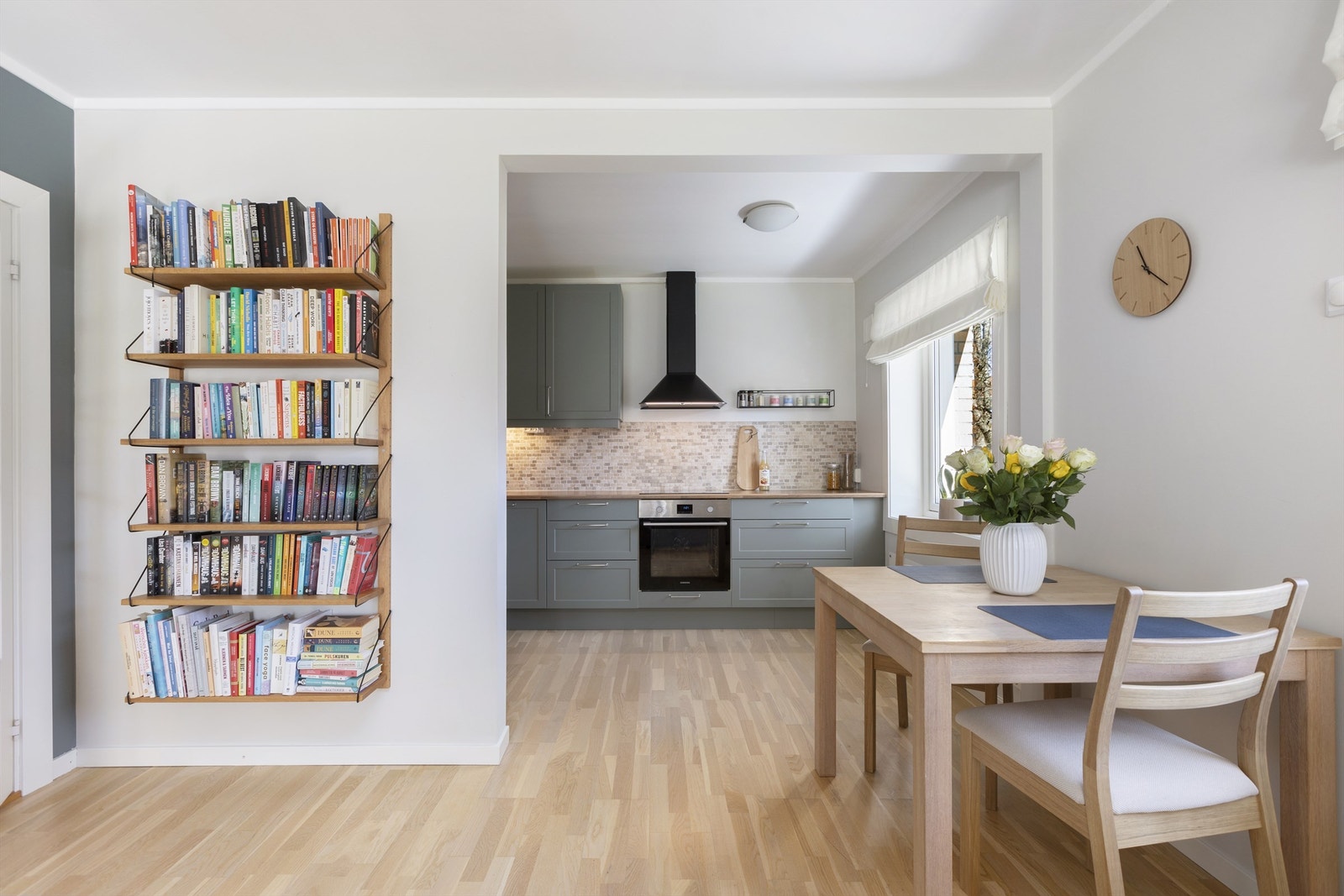 Gjennomgående 3-stavs eikeparkett binder rommene sammen og gir et helhetlig inntrykk. Galleribilde