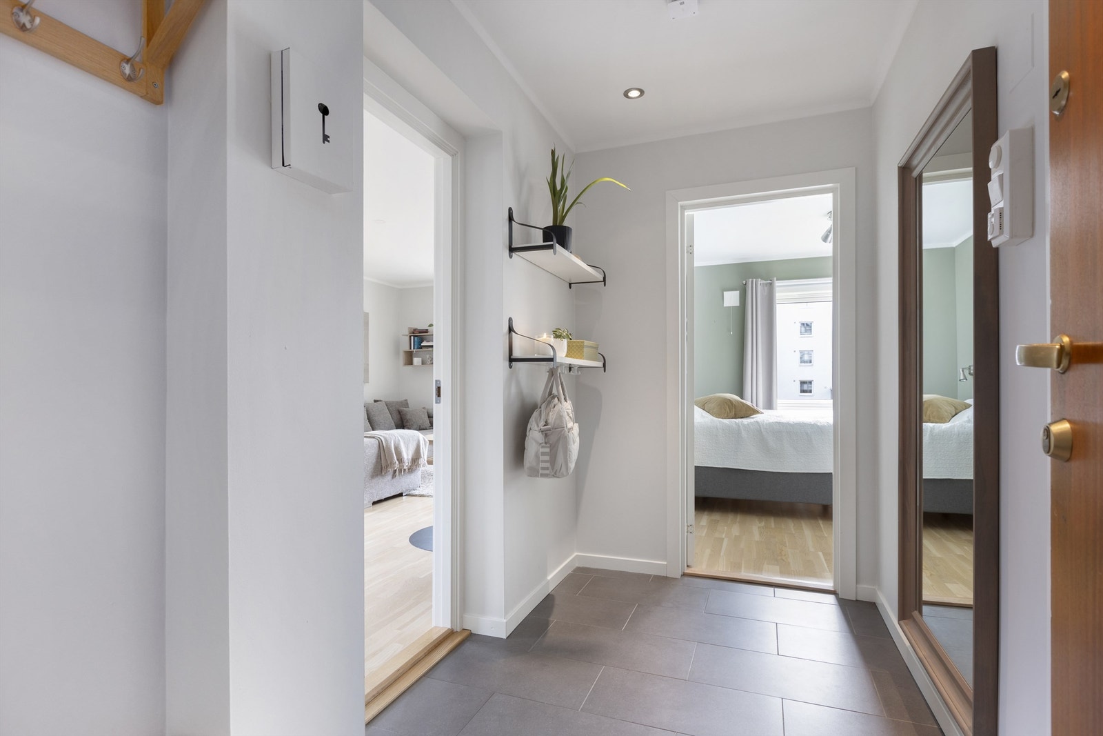 Fra gangen er det adkomst til alle rom. Overflater i leiligheten er malt i perioden 2023-2025. Galleribilde