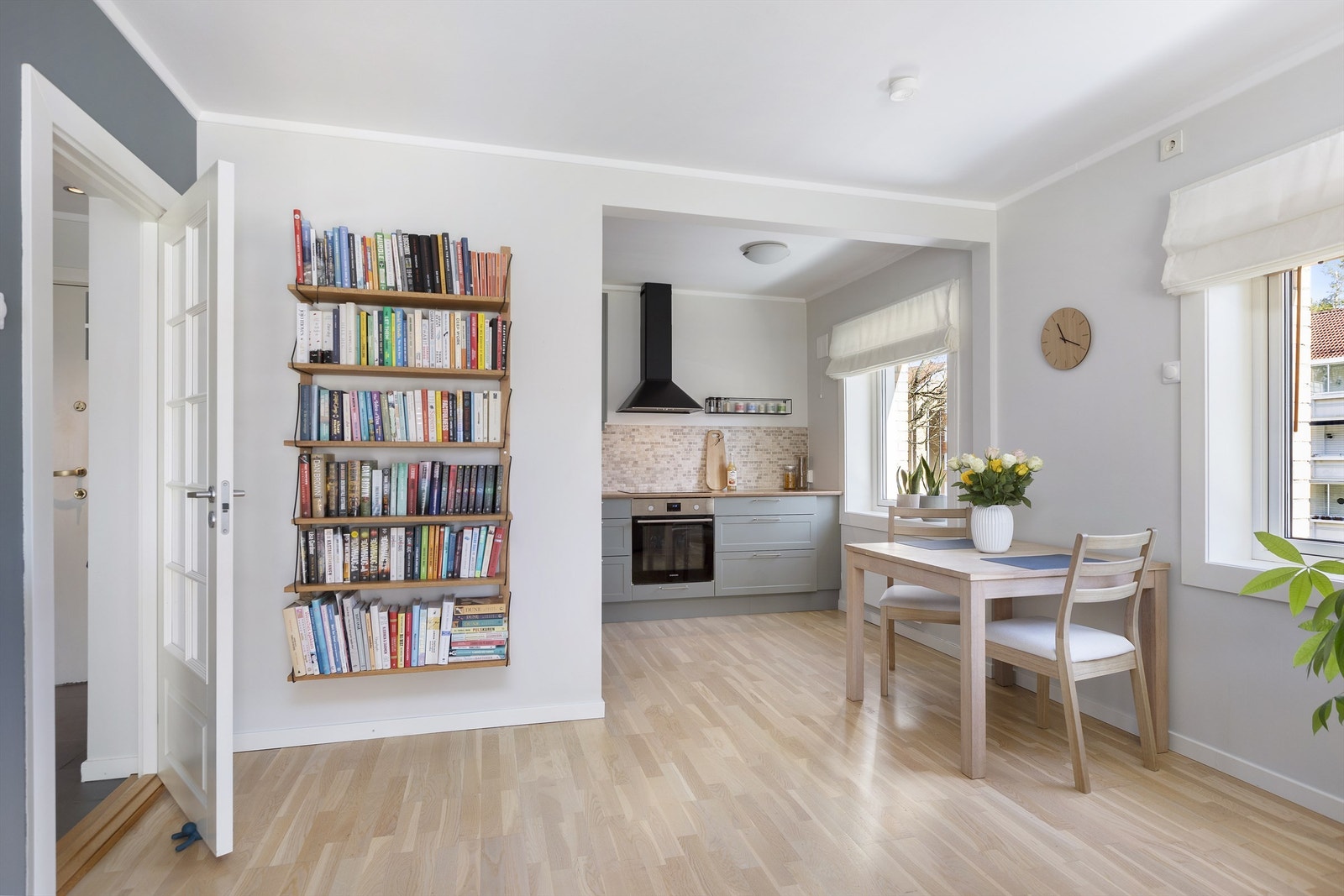 Kjøkkenet har en praktisk utforming og er en integrert del av oppholdsrommet. Galleribilde