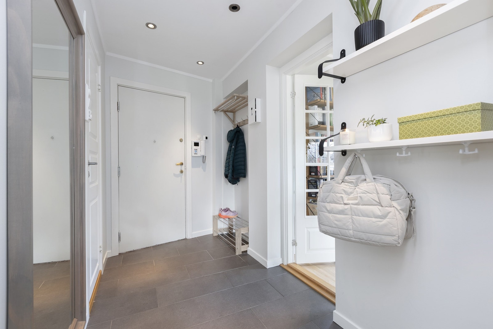 I entréen er det gulvvarme som gir en behagelig velkomst. Termostaten er ny fra 2025. Galleribilde