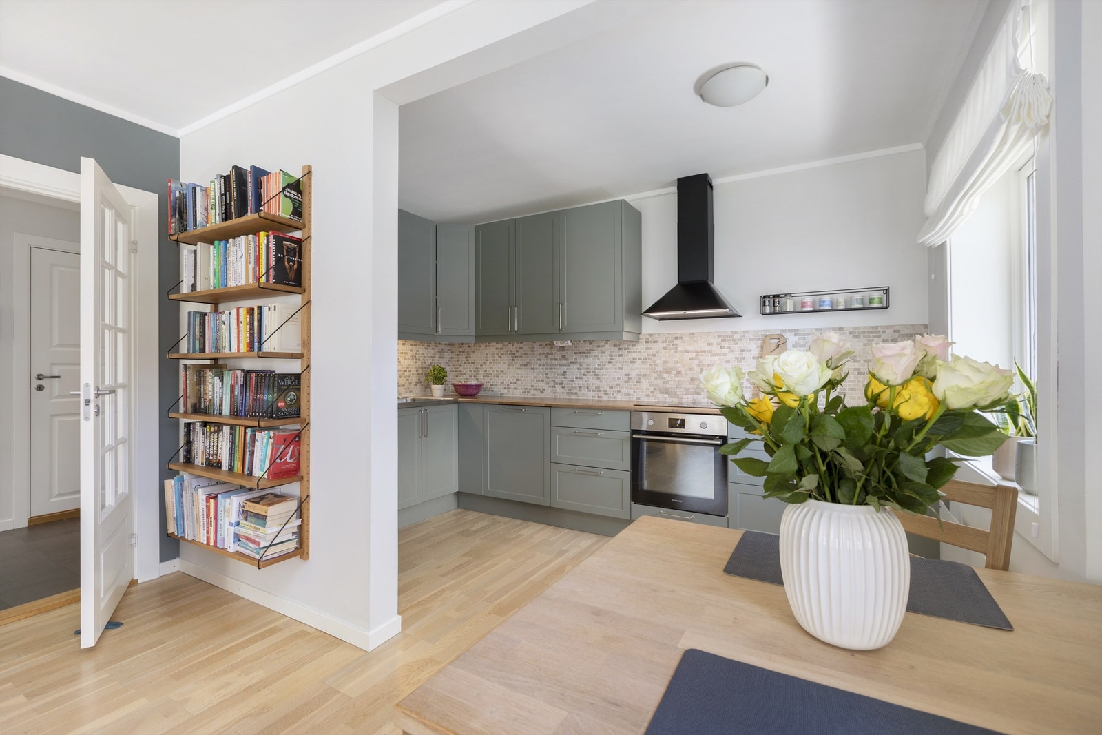 Innredningen har malte, rettprofilerte fronter og en laminatbenkeplate med stor servantkum. Galleribilde