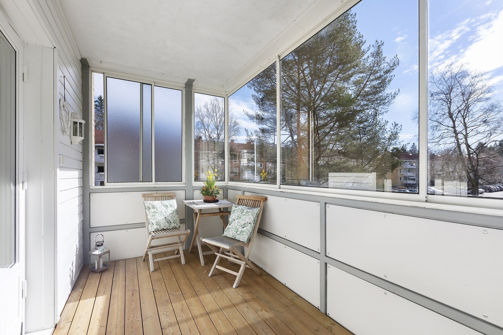 Leiligheten har sørvendt balkong på 9 m² som er innglasset, noe som skaper en lun og anvendelig uteplass. Galleribilde