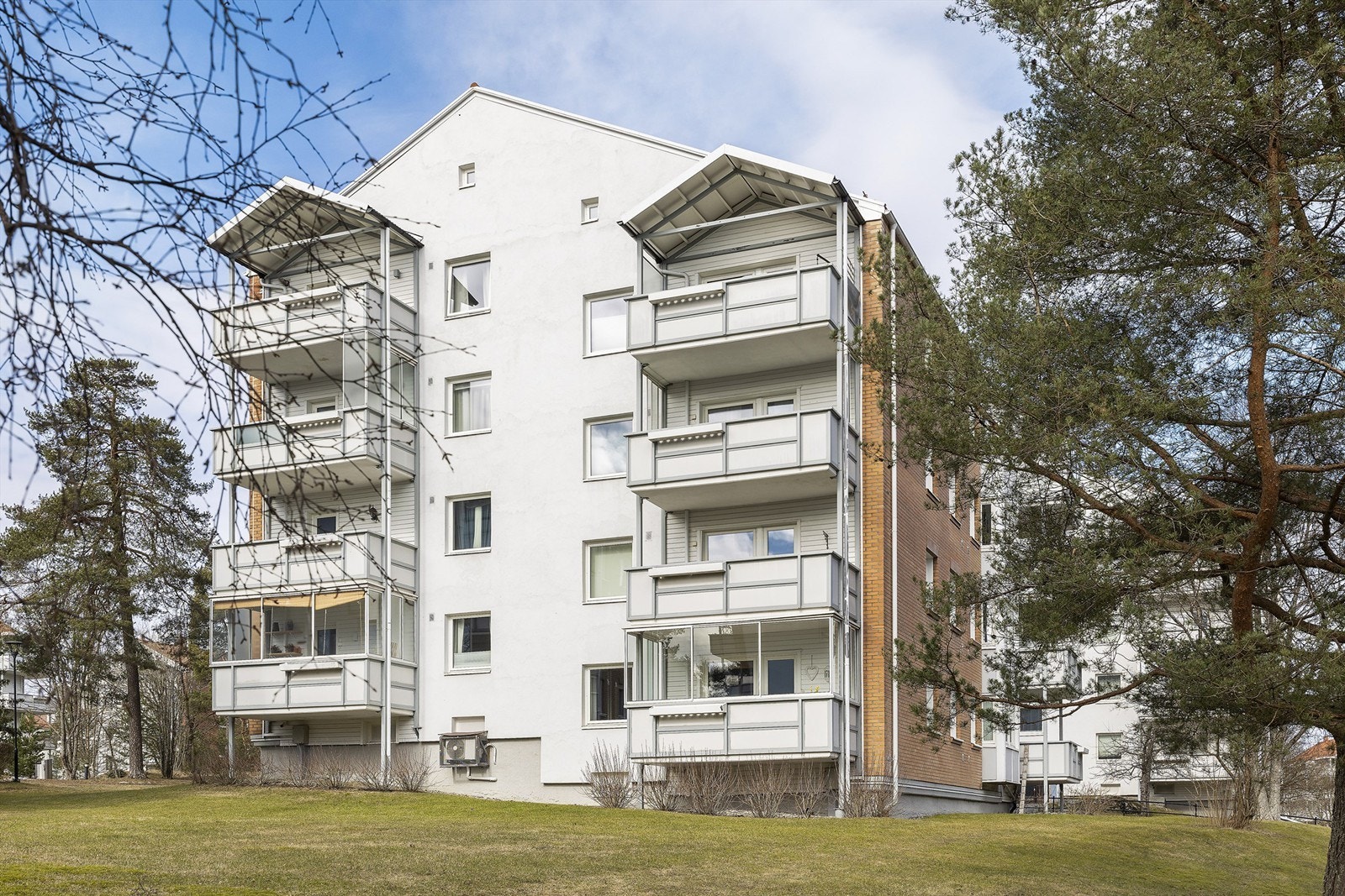 Leiligheten ligger i en høy 1. etasje i en velholdt lavblokk fra 1957. Galleribilde