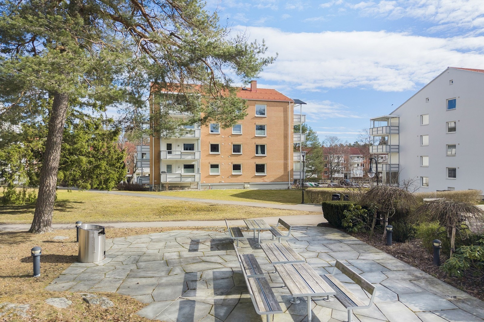 Borettslaget har hyggelige, opparbeidede uteplasser for beboerne. Galleribilde
