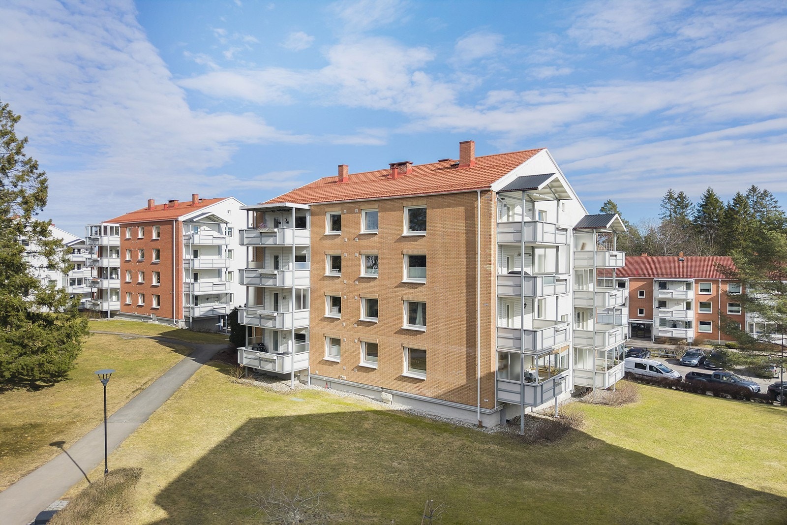 Eiendommen er omgitt av store, grønne fellesarealer som gir en åpen og luftig følelse. Galleribilde