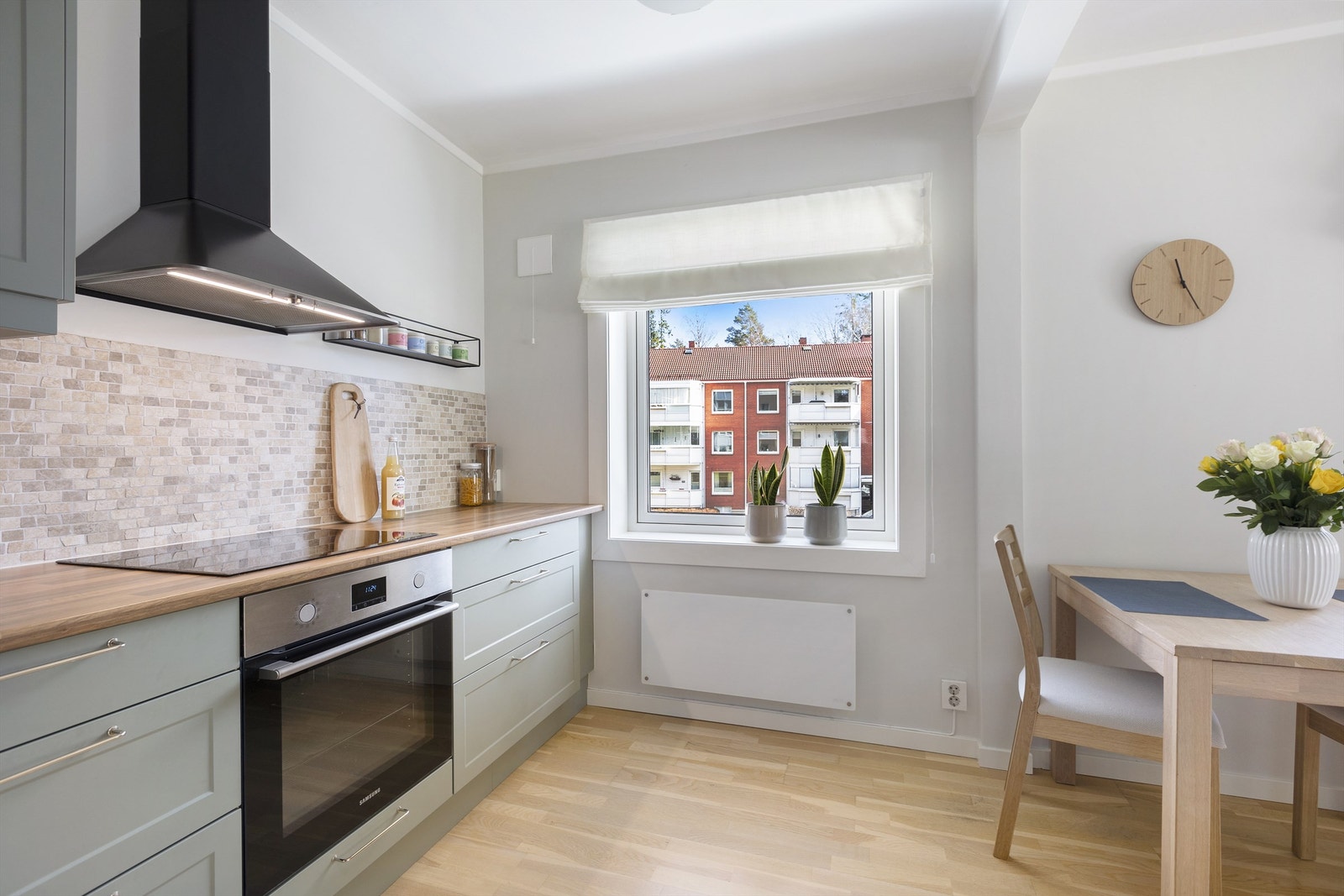 Vinduet gir godt med arbeidslys på kjøkkenbenken. Panelovnene i leiligheten er fra 2022. Galleribilde