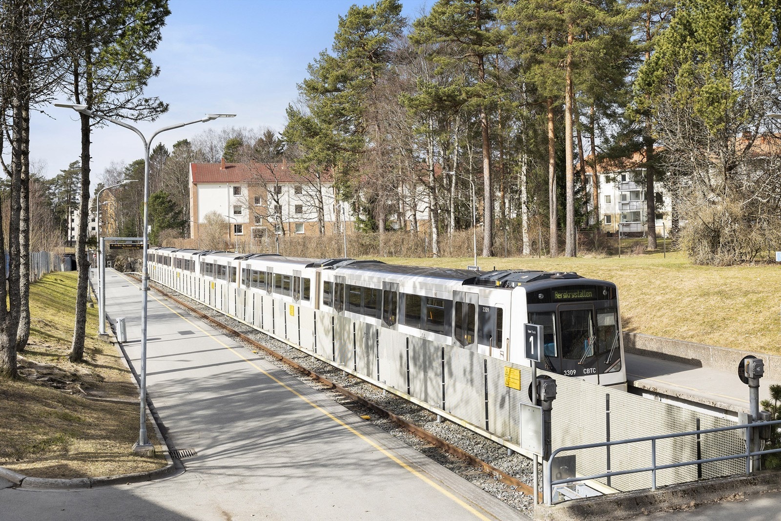 Kun fire minutters gange til Bergkrystallen T-banestasjon, med linje 1 og 4 direkte til sentrum. Galleribilde