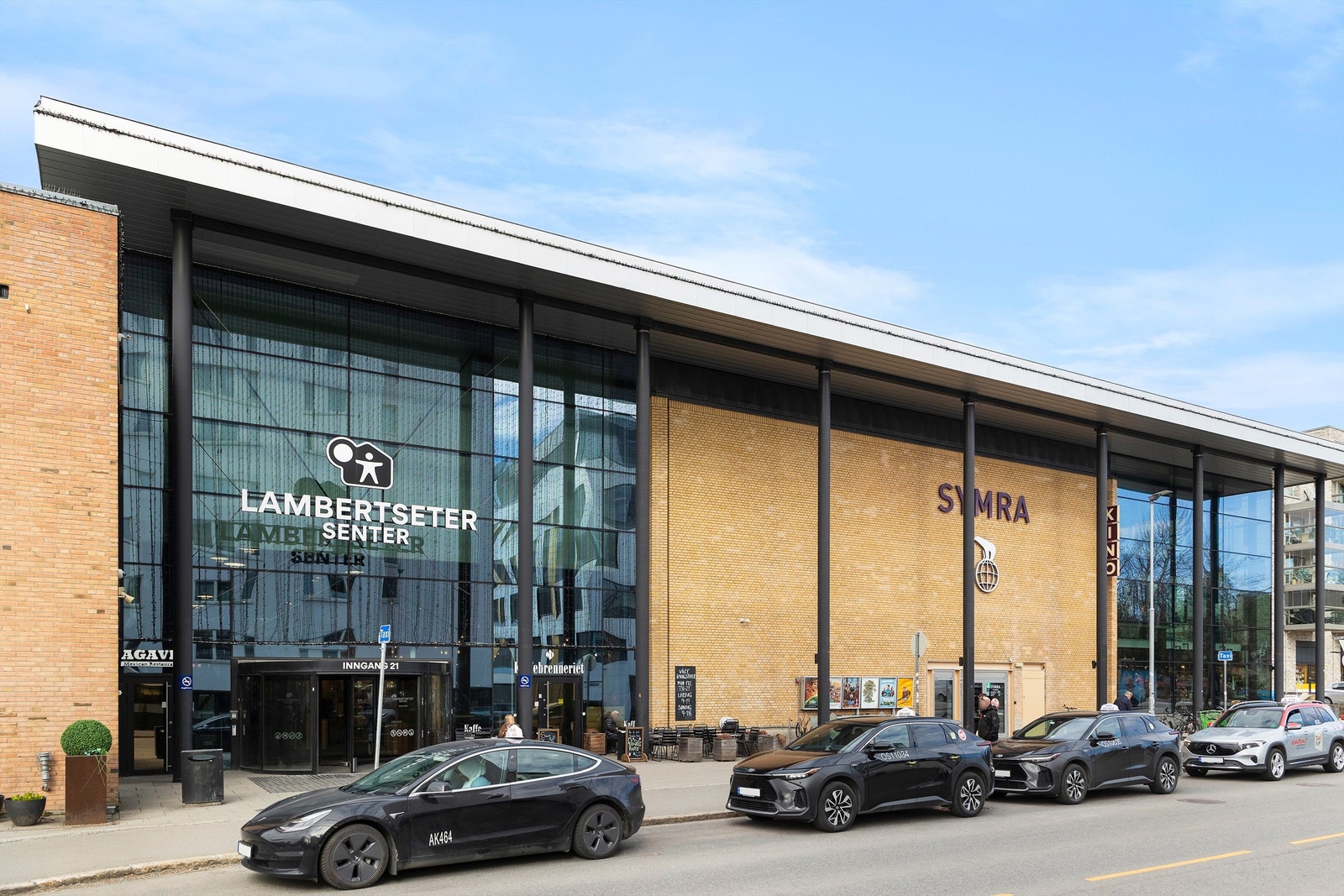 Lambertseter Senter er en kort spasertur unna, med et bredt utvalg butikker, kino og tjenester. Galleribilde
