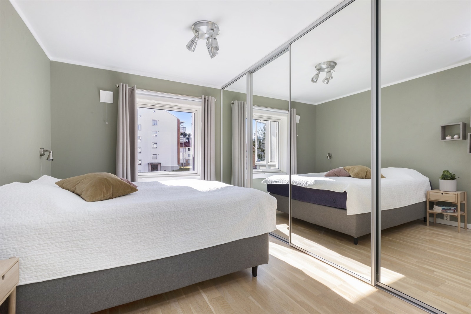 En stor skyvedørsgarderobe med speilfronter gir rikelig med oppbevaringsplass. Galleribilde