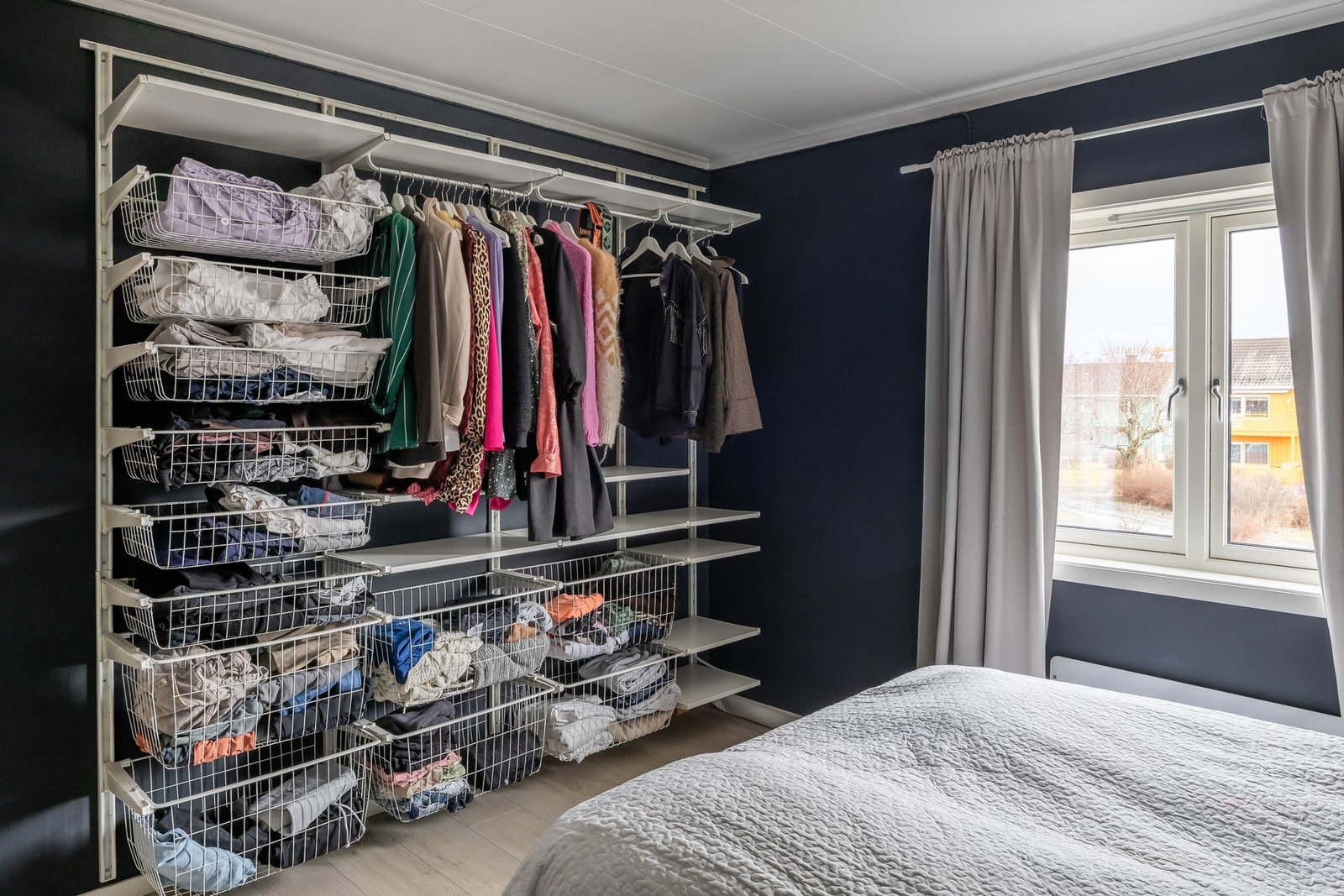 Begge soverom har rikelig med plass til både garderobe og kontorpult. Galleribilde