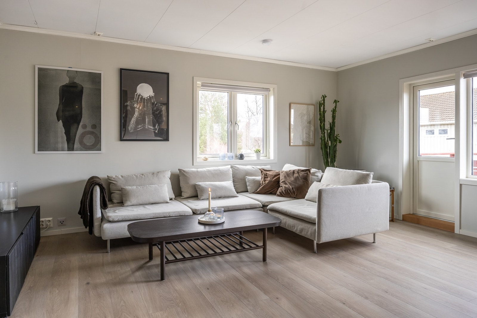 Lys og flott stue med rikelig naturlig lysinnslipp og utgang til balkong. Galleribilde