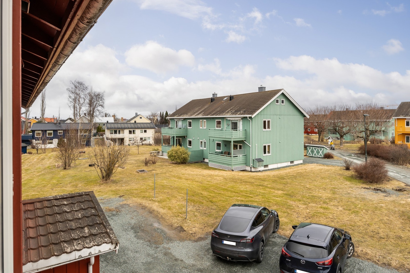 Boligen disponerer en p-plass utenfor med oppgradert kurs for lademulighet. Galleribilde