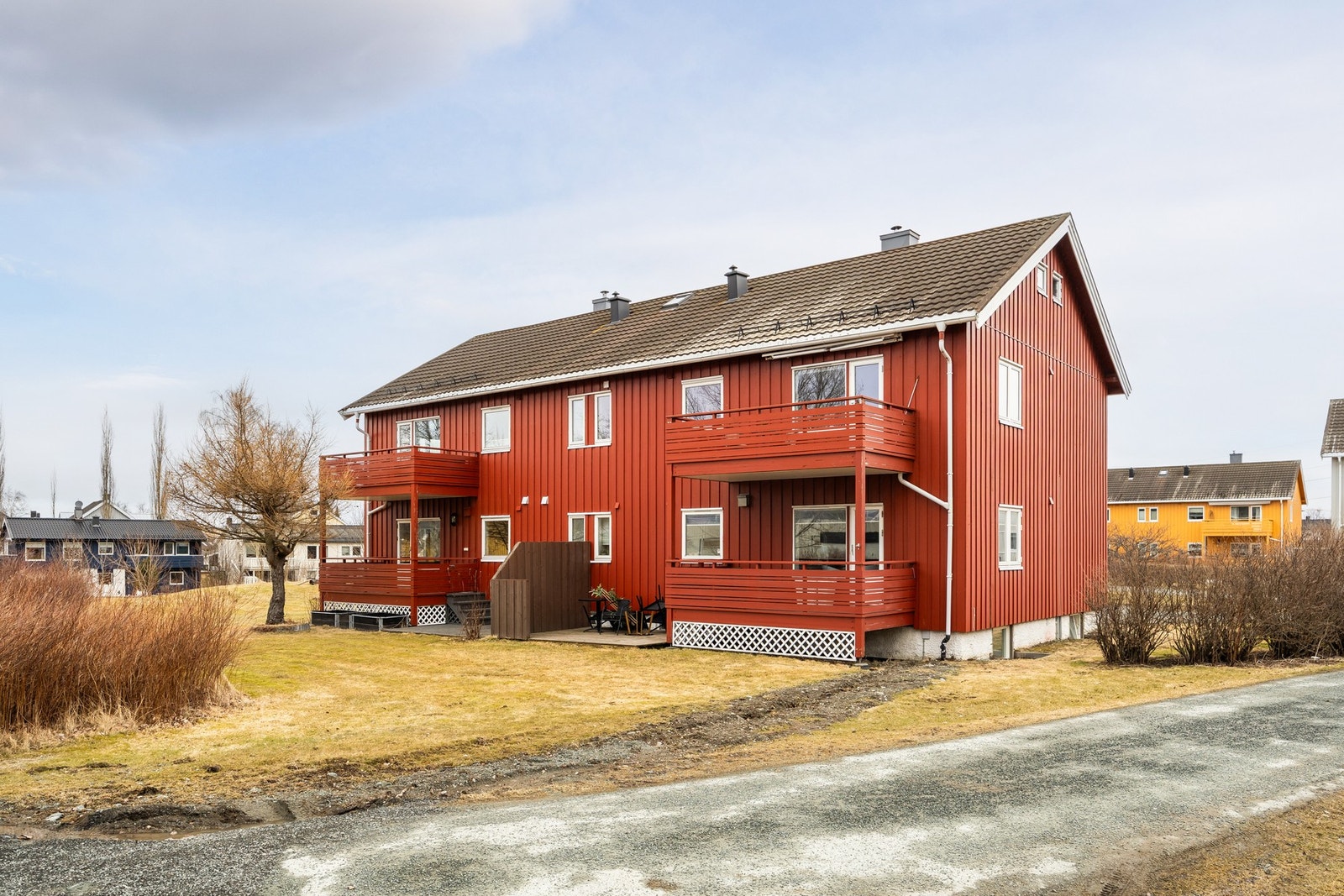 Tilbaketrukket fra sentrumskjernen, samtidig sentralt, ca. 10 min med sykkel til Solsiden. Sirkus Shopping i nabolaget. Bussholdeplass like ved. Galleribilde