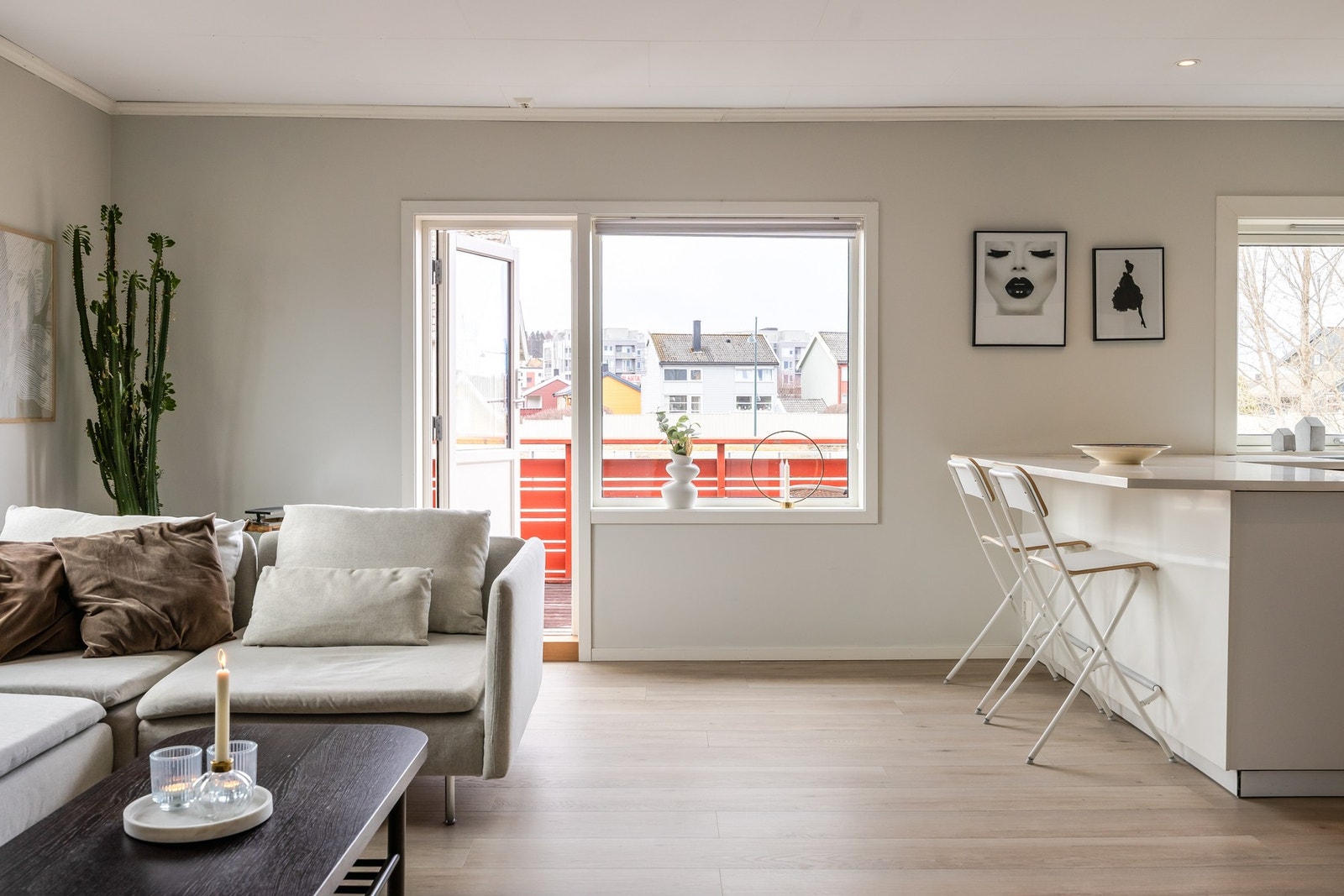 Alle rom i boligen ble oppgradert i perioden 2018-19, og fremstår som moderne og stilren. Galleribilde