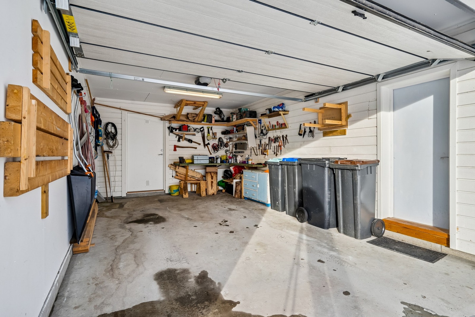Garasje med bod i bakkant. Galleribilde