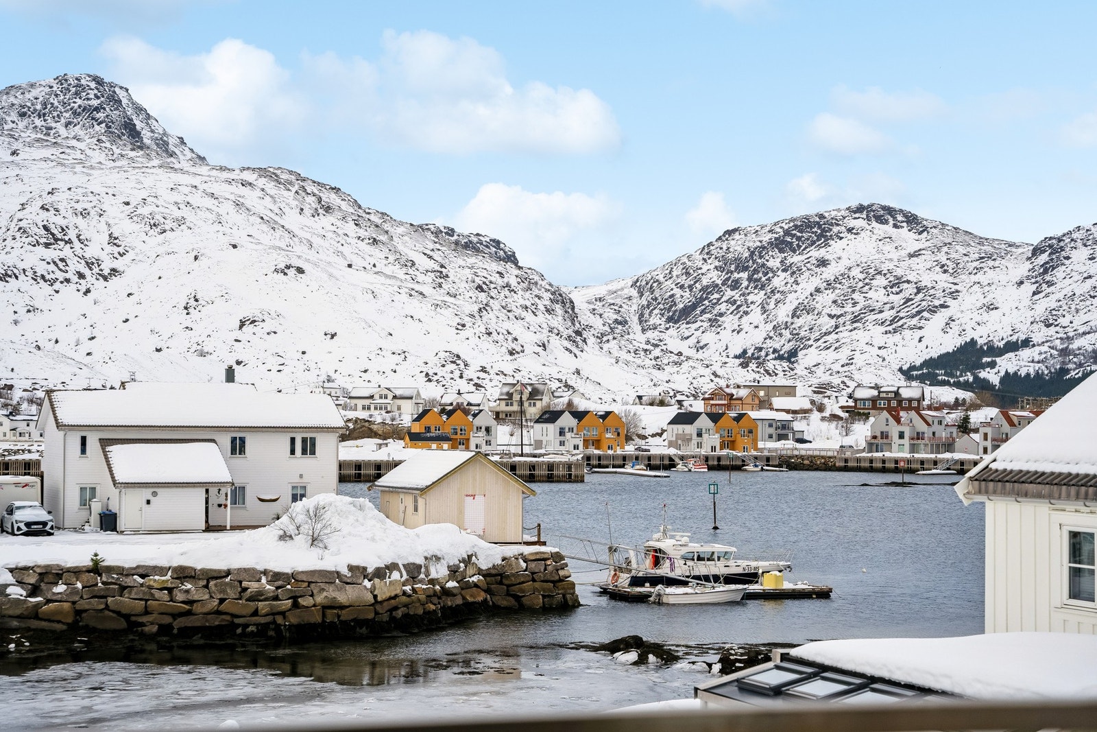 Her kan du nyte sola og fine sommerdager utendørs. På vinterhalvåret ser du nordlyset danse over Ballstad. Galleribilde