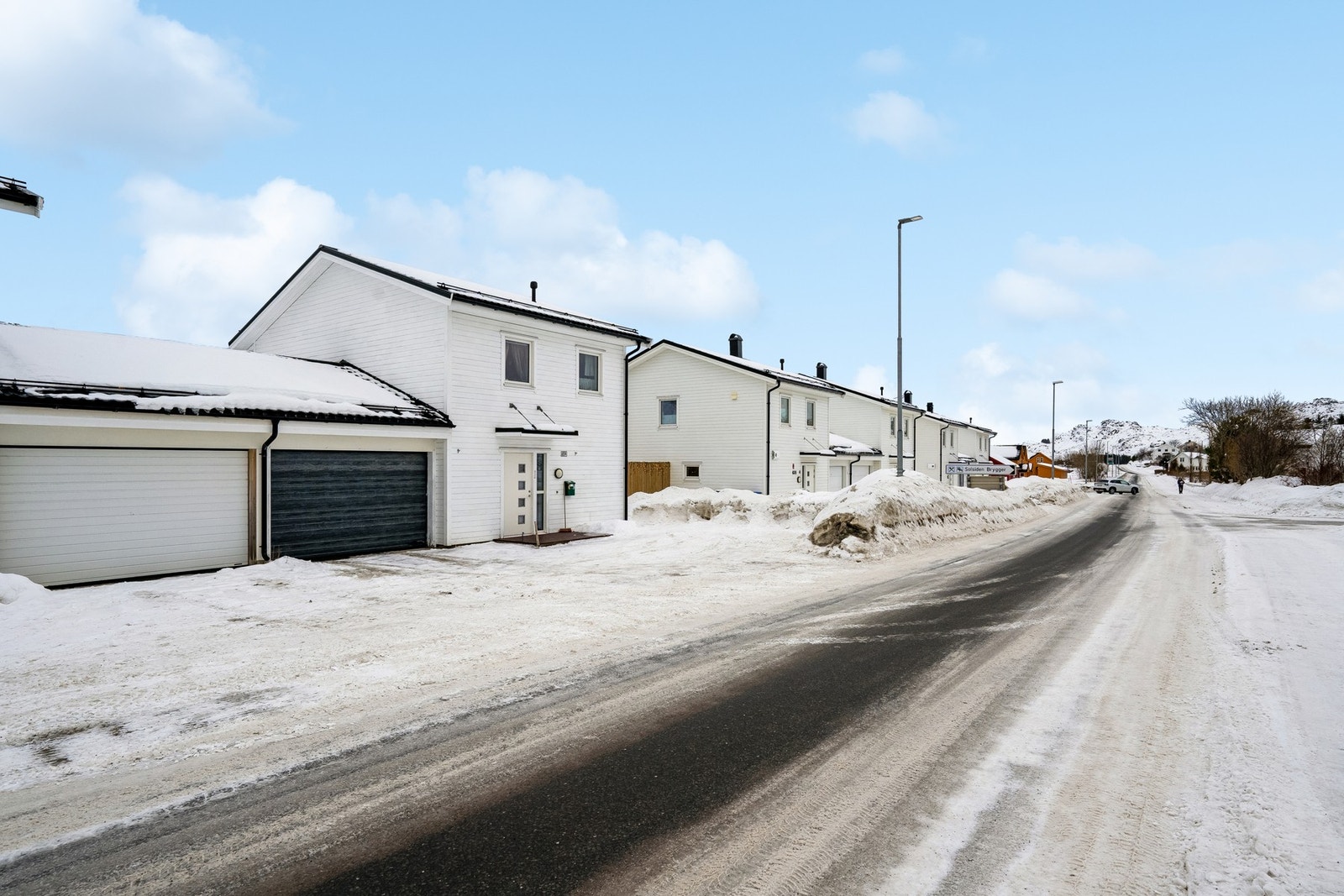 Gang- og sykkelveg helt til skole og dagligvarebutikken. Galleribilde