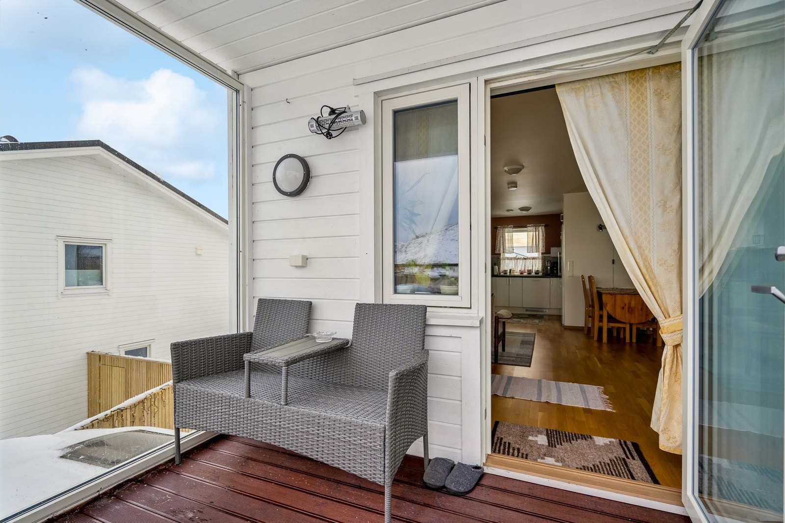 Det er laget en levegg i glass og montert terrasse-varmer. Her kan du kose deg også på litt kjøligere kvelder. Galleribilde