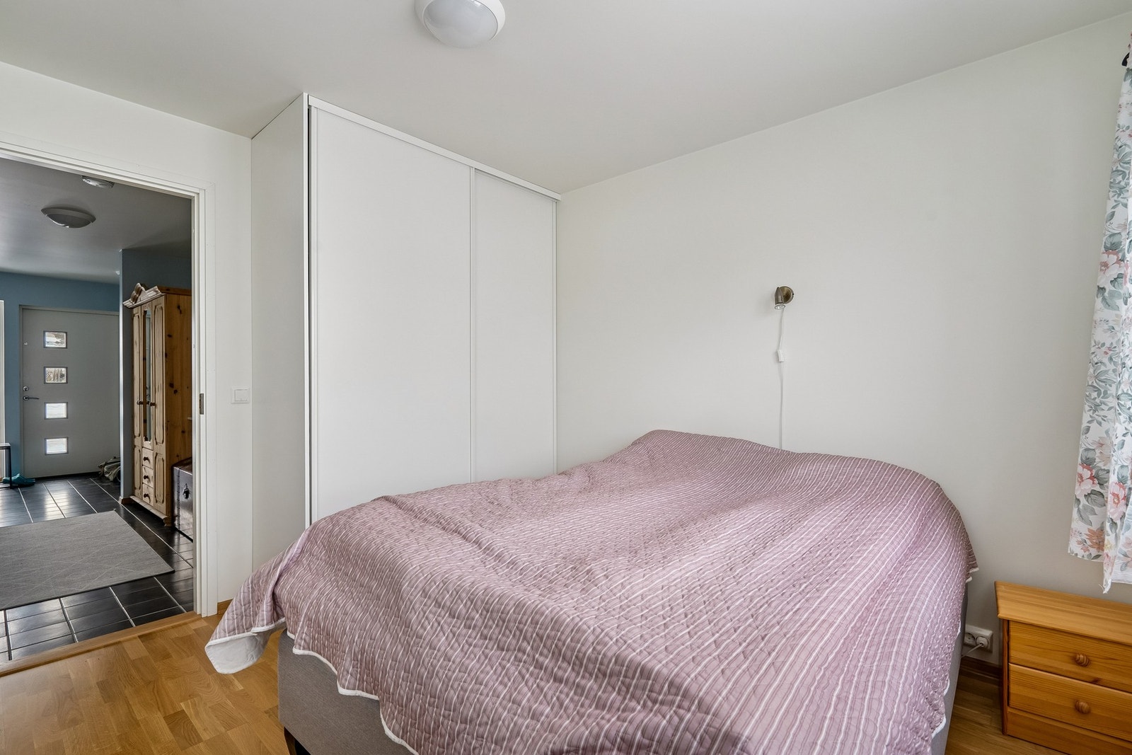 Soverommet har en praktisk skyvedørsgarderobe. Galleribilde
