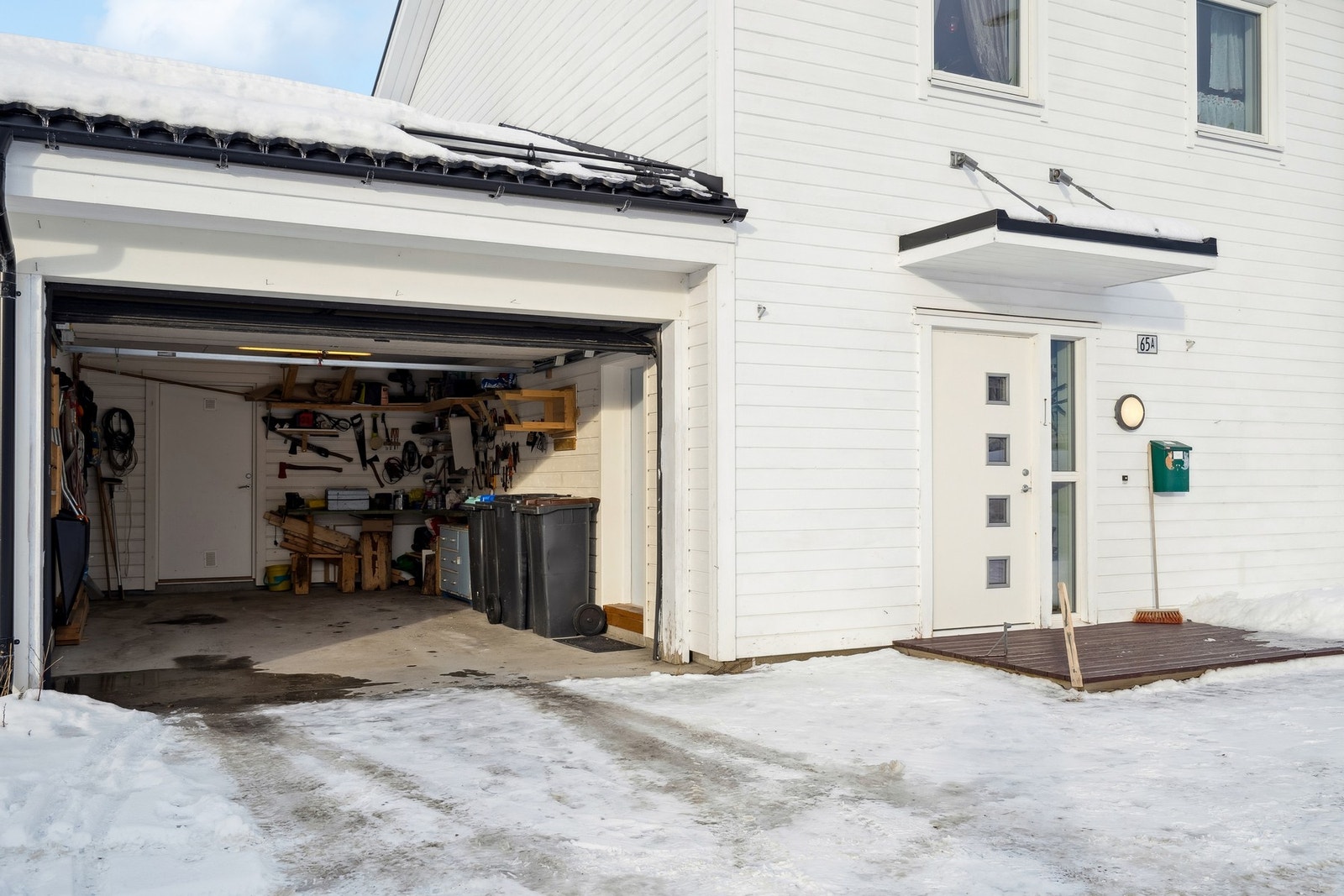 Bilen parkeres trygt og tørt i garasje og du går tørrskodd direkte inn i boligen. Galleribilde