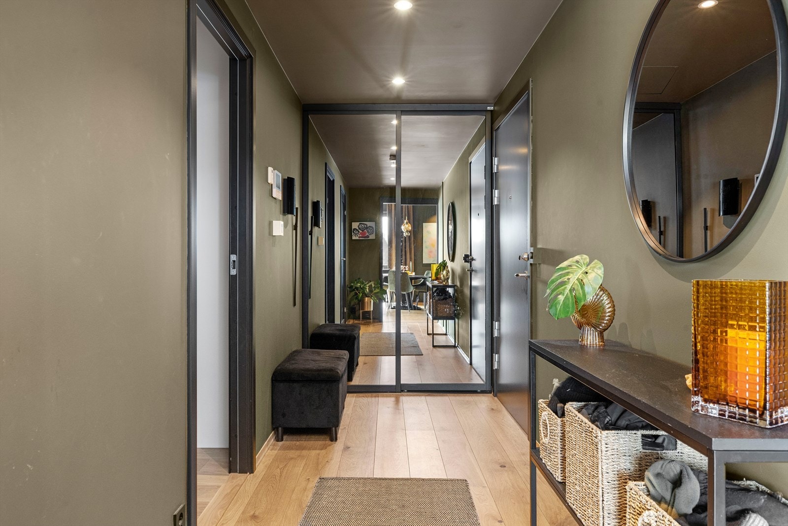 Fra felles innvendig trappegang, trer du inn i en lys entré, velkommen inn! Entréen tilbyr god plass til sko og yttertøy. Det er montert en praktisk skyvedørsgarderobe med speilfronter Galleribilde